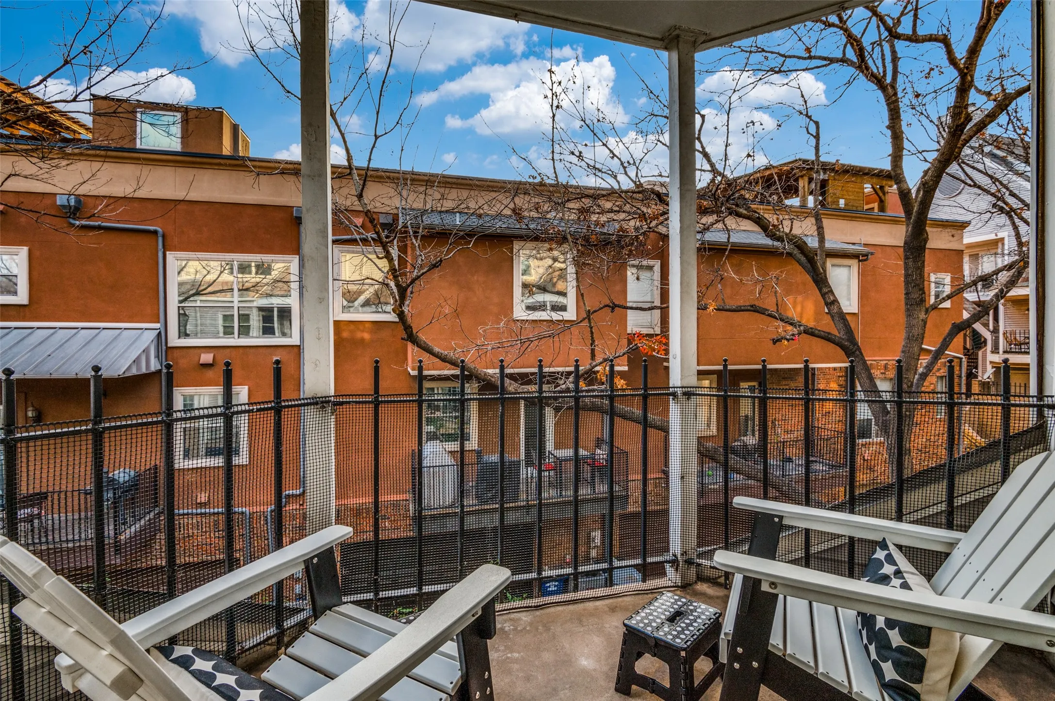 Condominium For Rent in Dallas County , 3033 San Jacinto Street 323, Dallas, Texas 75204, 1 Bedroom, 1 Bathroom, 1 Garage spaces, 644 Sqft, built in 1984, Price $1,900, mls#21366409, Real Estate Agent in Dallas, Homes For Rent in Dallas county, Homes For Rent in Dallas, Realtor in Dallas Texas, Real Estate Brokerage Independent Realty Texas, Luminita Cordes Realtor