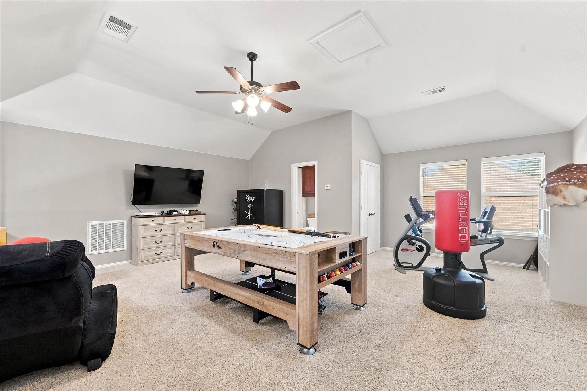 Single Family Residence For Sale in Tarrant County , 102 Chase Oaks Court, Mansfield, Texas 76063, 4 Bedroom, 3 Bathroom, 3 Garage spaces, 2,276 Sqft, built in 2011, mls#21363558, Real Estate Agent in Mansfield, Homes For Sale in Tarrant county, Homes For Sale in Mansfield, Realtor in Mansfield Texas, Real Estate Brokerage Independent Realty Texas, Luminita Cordes Realtor