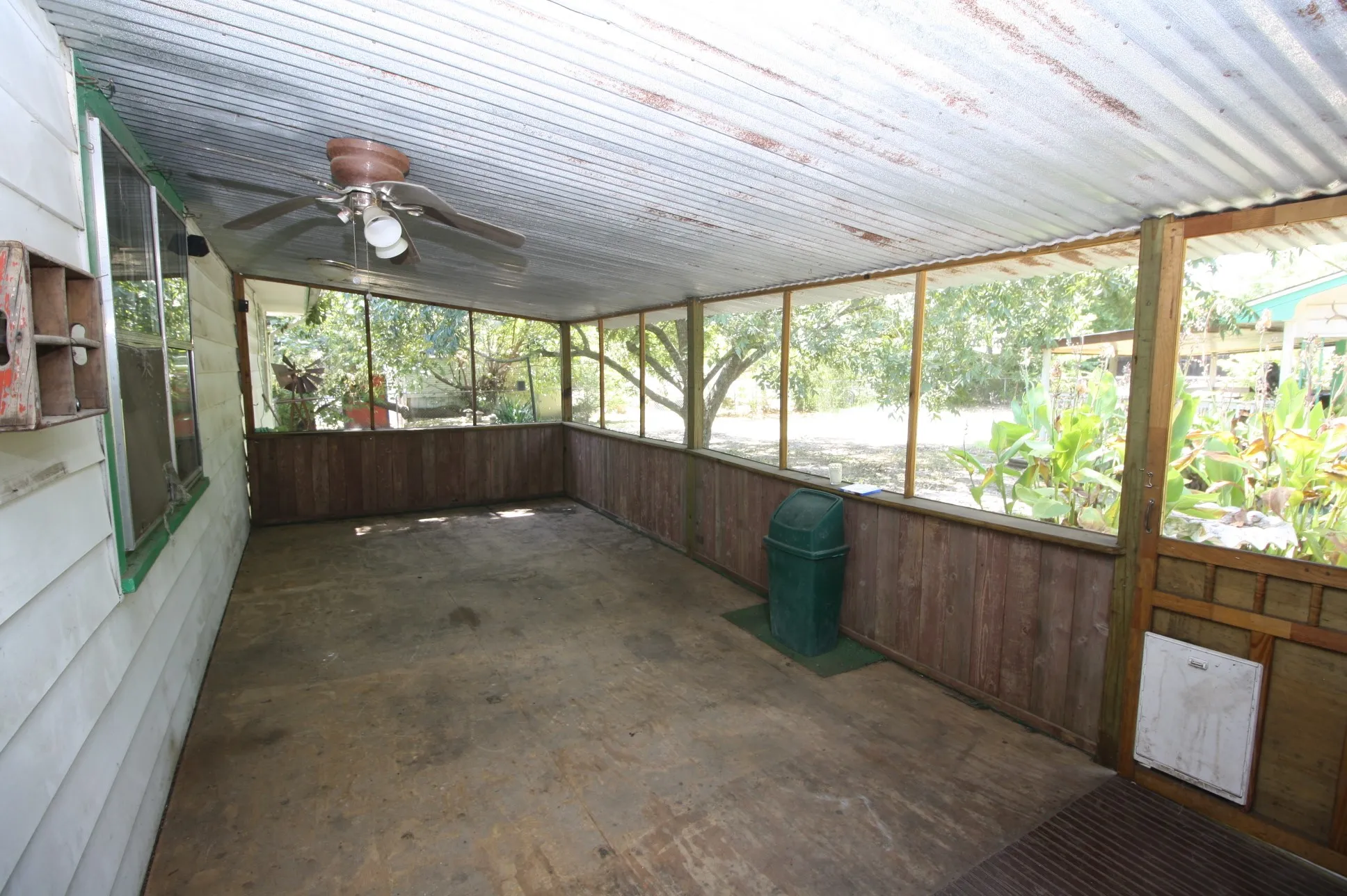 Single Family Residence For Sale in Hunt County , 306 S Austin Street, Wolfe City, Texas 75496, 2 Bedroom, 1 Bathroom, 1 Garage spaces, 988 Sqft, built in 1965, mls#21366418, Real Estate Agent in Wolfe City, Homes For Sale in Hunt county, Homes For Sale in Wolfe City, Realtor in Wolfe City Texas, Real Estate Brokerage Independent Realty Texas, Luminita Cordes Realtor