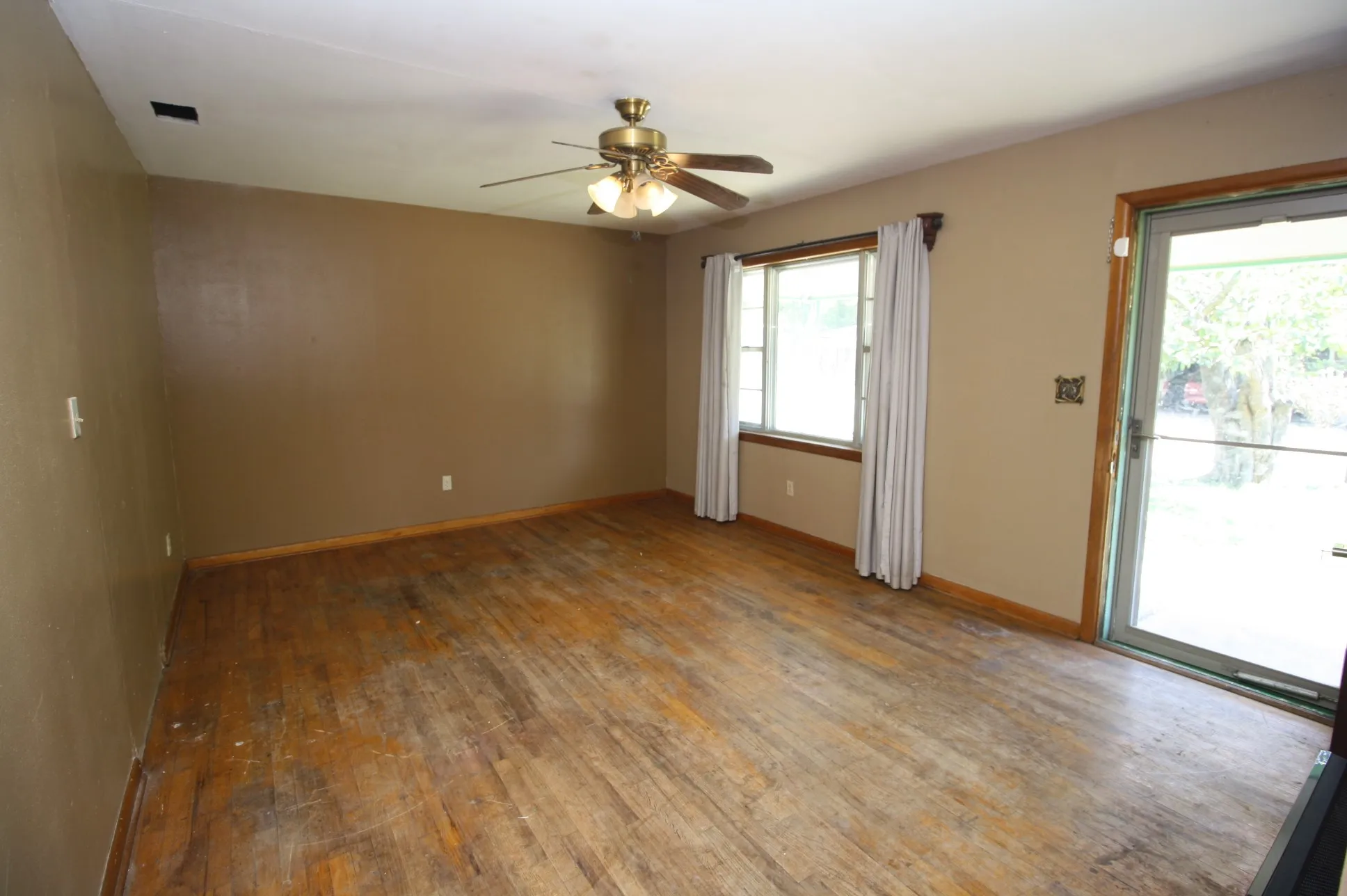 Single Family Residence For Sale in Hunt County , 306 S Austin Street, Wolfe City, Texas 75496, 2 Bedroom, 1 Bathroom, 1 Garage spaces, 988 Sqft, built in 1965, mls#21366418, Real Estate Agent in Wolfe City, Homes For Sale in Hunt county, Homes For Sale in Wolfe City, Realtor in Wolfe City Texas, Real Estate Brokerage Independent Realty Texas, Luminita Cordes Realtor