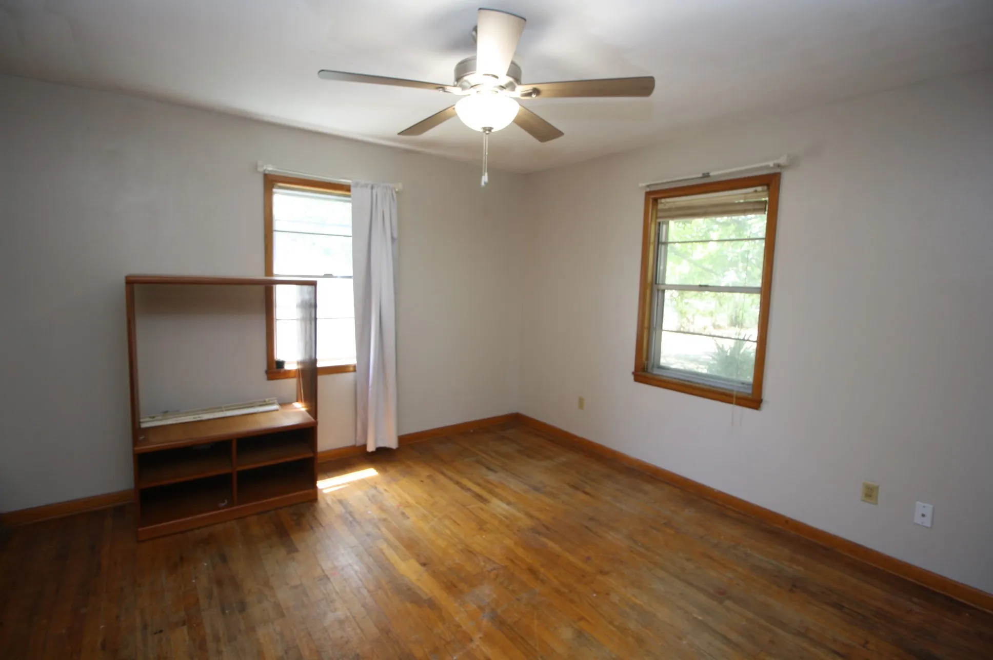 Single Family Residence For Sale in Hunt County , 306 S Austin Street, Wolfe City, Texas 75496, 2 Bedroom, 1 Bathroom, 1 Garage spaces, 988 Sqft, built in 1965, mls#21366418, Real Estate Agent in Wolfe City, Homes For Sale in Hunt county, Homes For Sale in Wolfe City, Realtor in Wolfe City Texas, Real Estate Brokerage Independent Realty Texas, Luminita Cordes Realtor