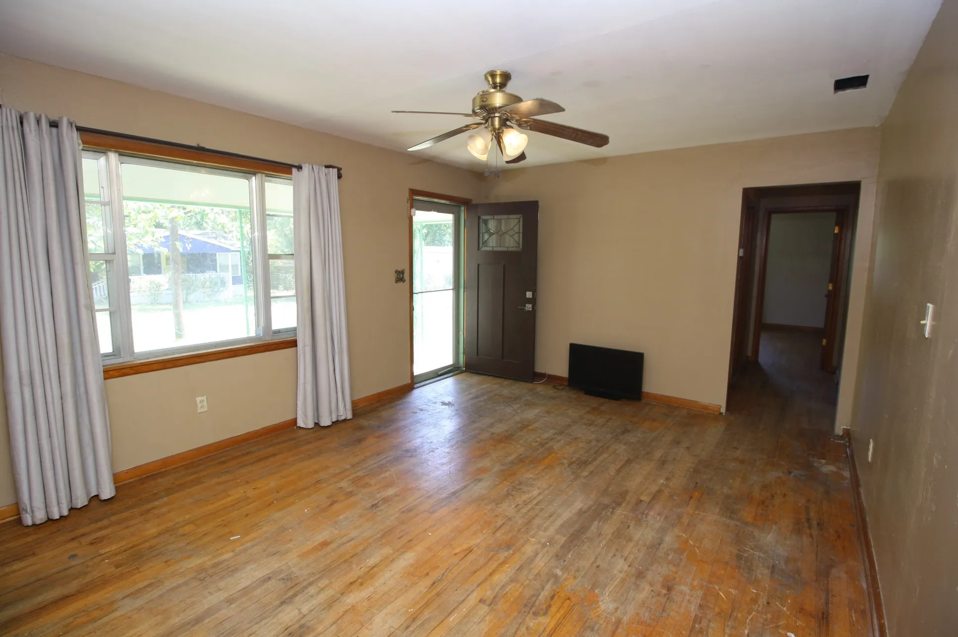Single Family Residence For Sale in Hunt County , 306 S Austin Street, Wolfe City, Texas 75496, 2 Bedroom, 1 Bathroom, 1 Garage spaces, 988 Sqft, built in 1965, mls#21366418, Real Estate Agent in Wolfe City, Homes For Sale in Hunt county, Homes For Sale in Wolfe City, Realtor in Wolfe City Texas, Real Estate Brokerage Independent Realty Texas, Luminita Cordes Realtor