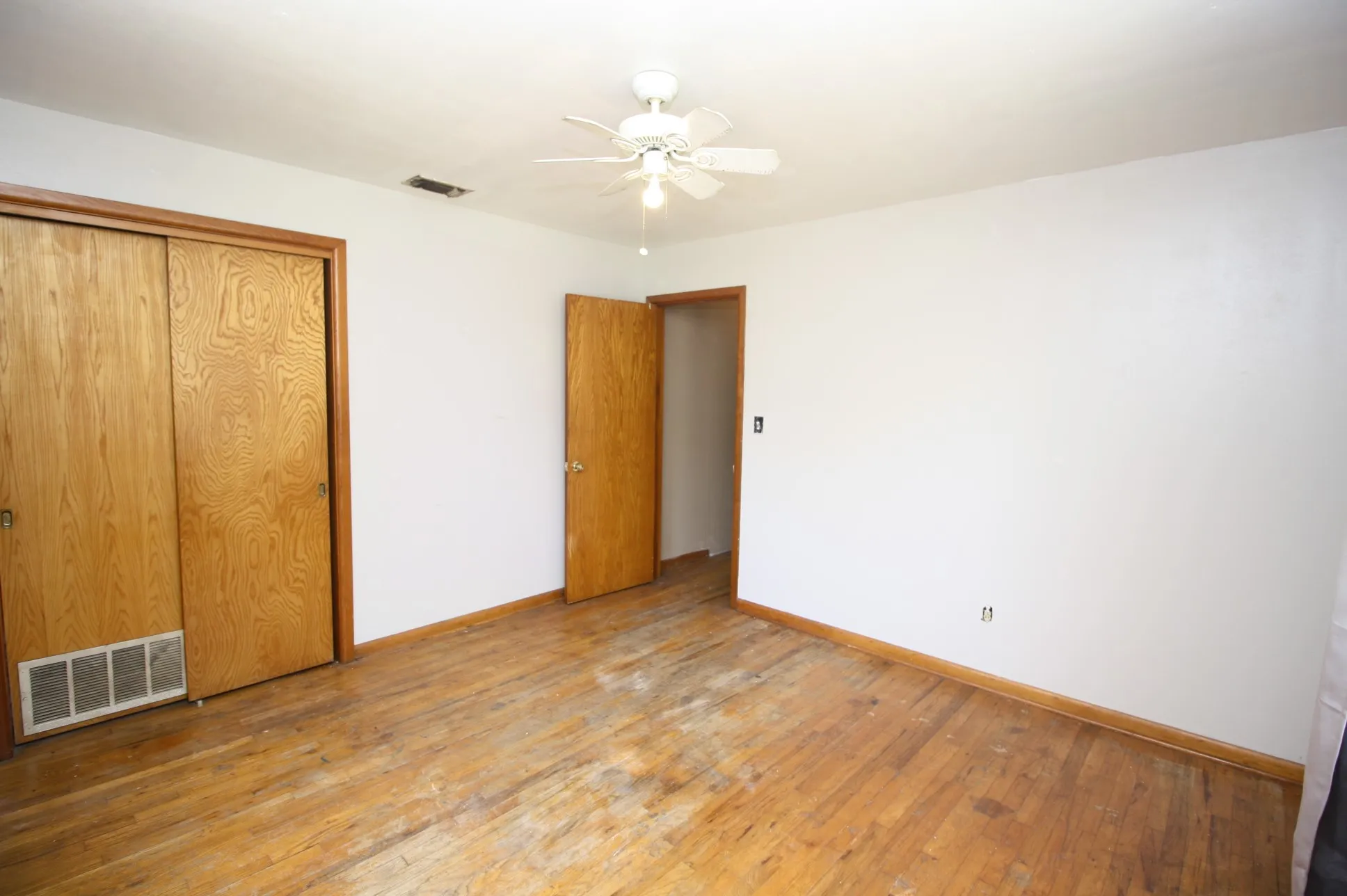 Single Family Residence For Sale in Hunt County , 306 S Austin Street, Wolfe City, Texas 75496, 2 Bedroom, 1 Bathroom, 1 Garage spaces, 988 Sqft, built in 1965, mls#21366418, Real Estate Agent in Wolfe City, Homes For Sale in Hunt county, Homes For Sale in Wolfe City, Realtor in Wolfe City Texas, Real Estate Brokerage Independent Realty Texas, Luminita Cordes Realtor