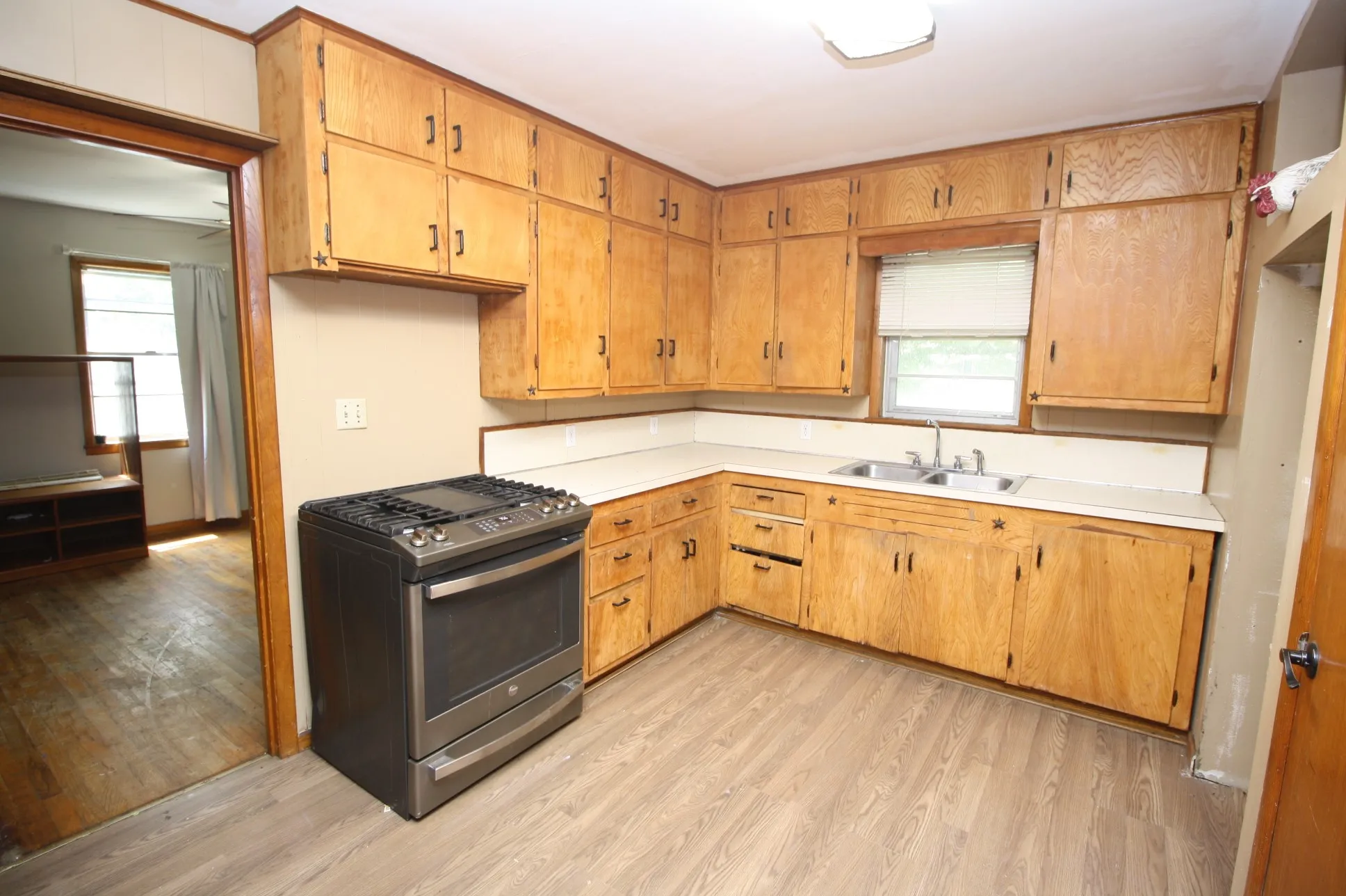 Single Family Residence For Sale in Hunt County , 306 S Austin Street, Wolfe City, Texas 75496, 2 Bedroom, 1 Bathroom, 1 Garage spaces, 988 Sqft, built in 1965, mls#21366418, Real Estate Agent in Wolfe City, Homes For Sale in Hunt county, Homes For Sale in Wolfe City, Realtor in Wolfe City Texas, Real Estate Brokerage Independent Realty Texas, Luminita Cordes Realtor