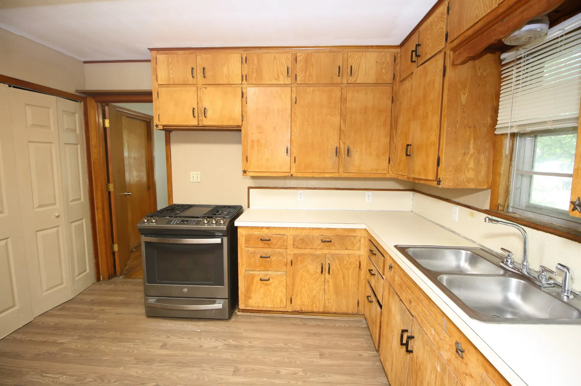 Single Family Residence For Sale in Hunt County , 306 S Austin Street, Wolfe City, Texas 75496, 2 Bedroom, 1 Bathroom, 1 Garage spaces, 988 Sqft, built in 1965, mls#21366418, Real Estate Agent in Wolfe City, Homes For Sale in Hunt county, Homes For Sale in Wolfe City, Realtor in Wolfe City Texas, Real Estate Brokerage Independent Realty Texas, Luminita Cordes Realtor
