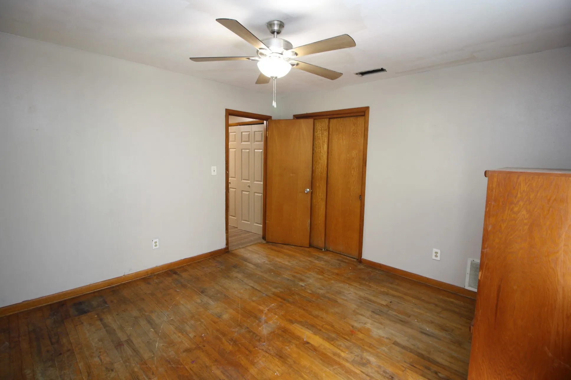 Single Family Residence For Sale in Hunt County , 306 S Austin Street, Wolfe City, Texas 75496, 2 Bedroom, 1 Bathroom, 1 Garage spaces, 988 Sqft, built in 1965, mls#21366418, Real Estate Agent in Wolfe City, Homes For Sale in Hunt county, Homes For Sale in Wolfe City, Realtor in Wolfe City Texas, Real Estate Brokerage Independent Realty Texas, Luminita Cordes Realtor