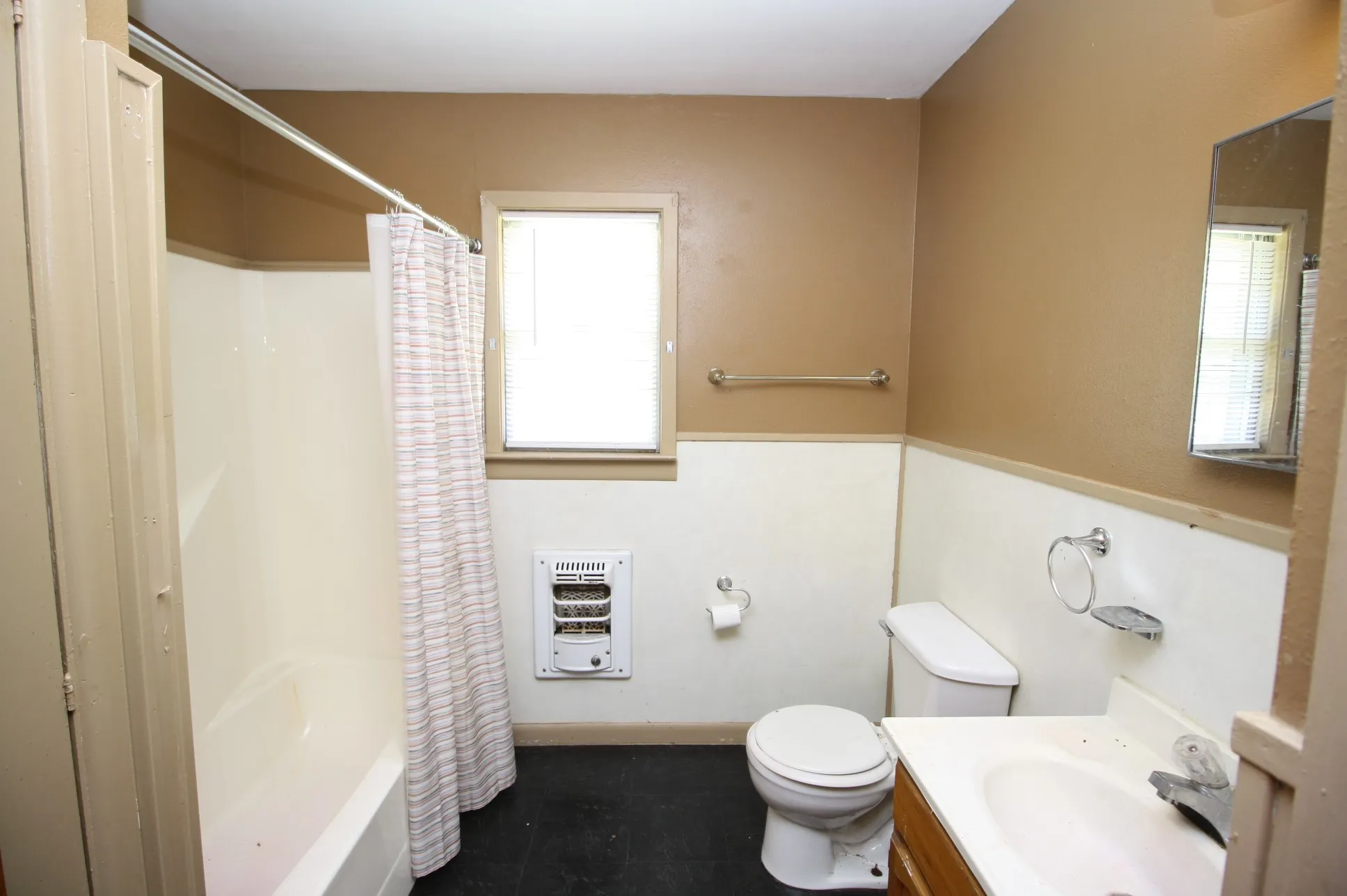 Single Family Residence For Sale in Hunt County , 306 S Austin Street, Wolfe City, Texas 75496, 2 Bedroom, 1 Bathroom, 1 Garage spaces, 988 Sqft, built in 1965, mls#21366418, Real Estate Agent in Wolfe City, Homes For Sale in Hunt county, Homes For Sale in Wolfe City, Realtor in Wolfe City Texas, Real Estate Brokerage Independent Realty Texas, Luminita Cordes Realtor