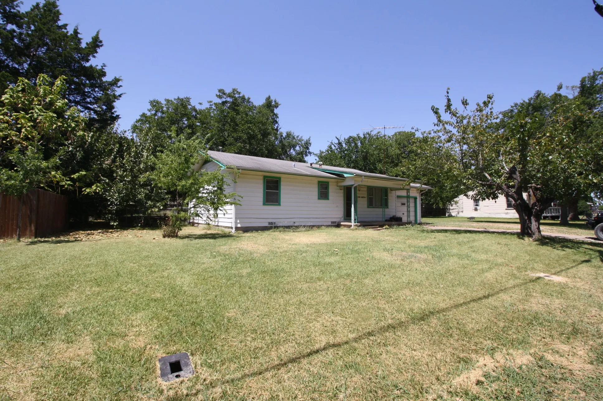 Single Family Residence For Sale in Hunt County , 306 S Austin Street, Wolfe City, Texas 75496, 2 Bedroom, 1 Bathroom, 1 Garage spaces, 988 Sqft, built in 1965, mls#21366418, Real Estate Agent in Wolfe City, Homes For Sale in Hunt county, Homes For Sale in Wolfe City, Realtor in Wolfe City Texas, Real Estate Brokerage Independent Realty Texas, Luminita Cordes Realtor