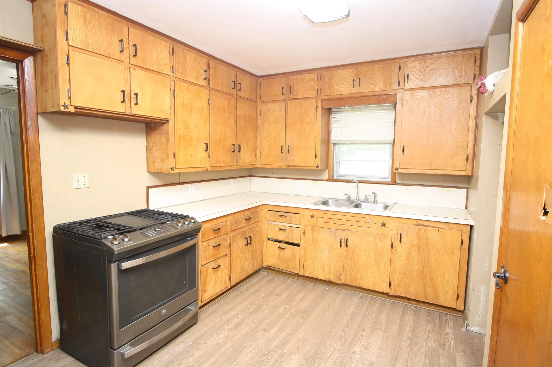 Single Family Residence For Sale in Hunt County , 306 S Austin Street, Wolfe City, Texas 75496, 2 Bedroom, 1 Bathroom, 1 Garage spaces, 988 Sqft, built in 1965, mls#21366418, Real Estate Agent in Wolfe City, Homes For Sale in Hunt county, Homes For Sale in Wolfe City, Realtor in Wolfe City Texas, Real Estate Brokerage Independent Realty Texas, Luminita Cordes Realtor