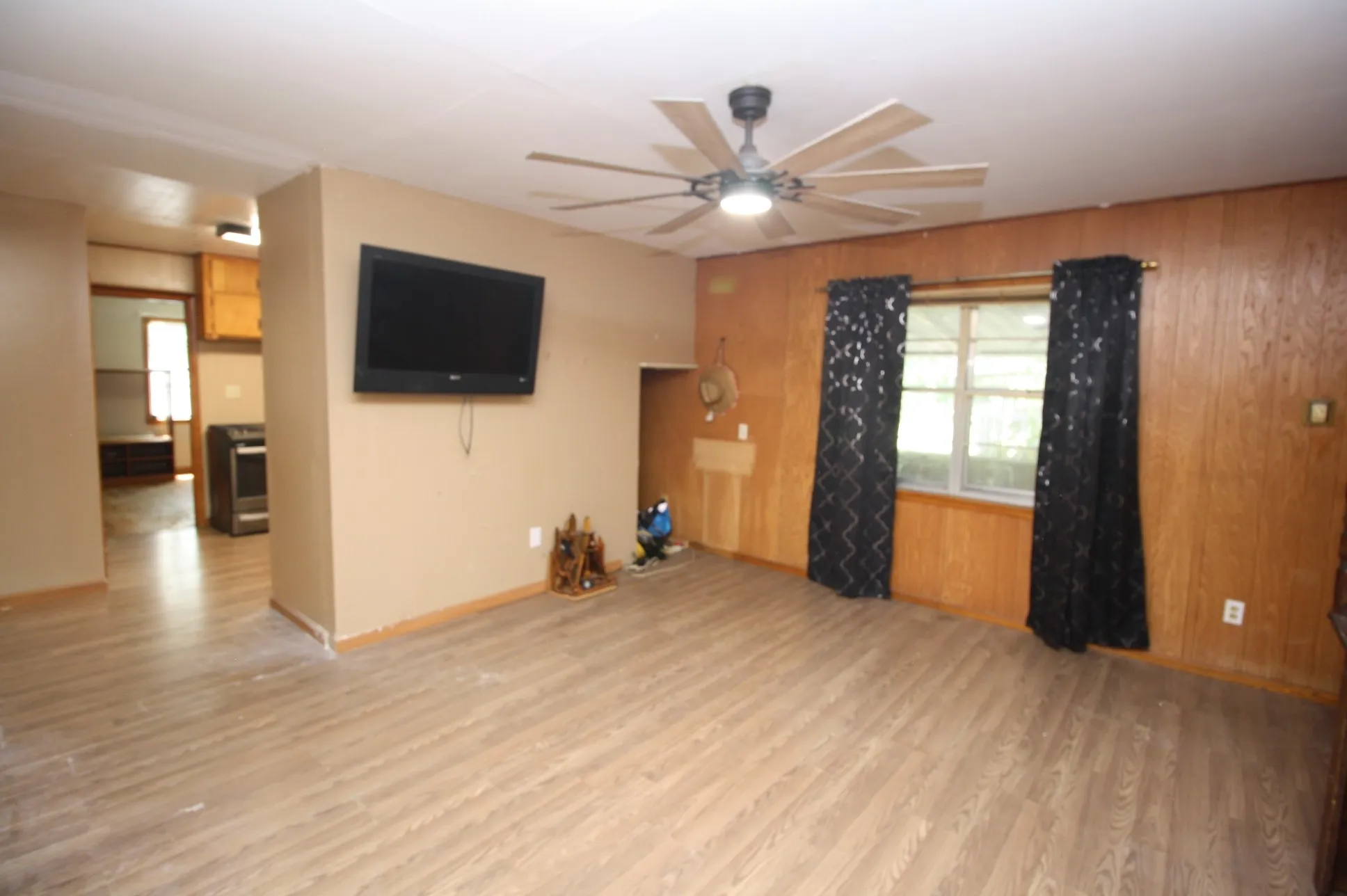 Single Family Residence For Sale in Hunt County , 306 S Austin Street, Wolfe City, Texas 75496, 2 Bedroom, 1 Bathroom, 1 Garage spaces, 988 Sqft, built in 1965, mls#21366418, Real Estate Agent in Wolfe City, Homes For Sale in Hunt county, Homes For Sale in Wolfe City, Realtor in Wolfe City Texas, Real Estate Brokerage Independent Realty Texas, Luminita Cordes Realtor