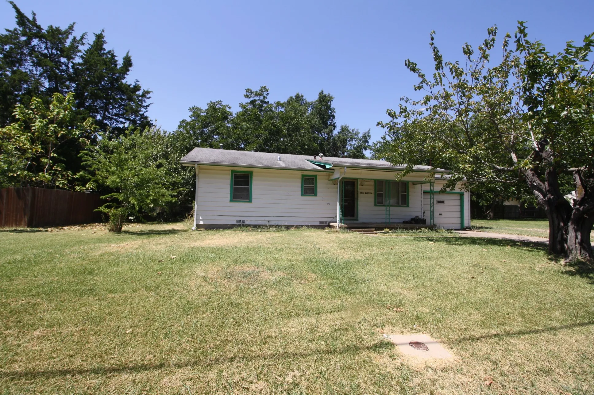 Single Family Residence For Sale in Hunt County , 306 S Austin Street, Wolfe City, Texas 75496, 2 Bedroom, 1 Bathroom, 1 Garage spaces, 988 Sqft, built in 1965, mls#21366418, Real Estate Agent in Wolfe City, Homes For Sale in Hunt county, Homes For Sale in Wolfe City, Realtor in Wolfe City Texas, Real Estate Brokerage Independent Realty Texas, Luminita Cordes Realtor