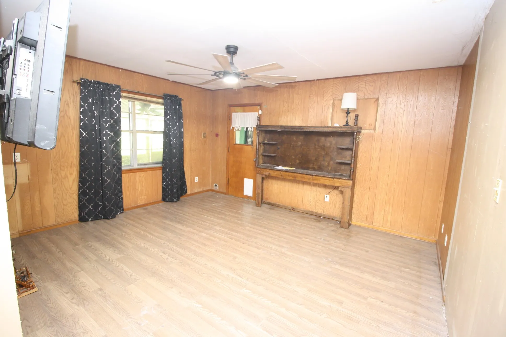 Single Family Residence For Sale in Hunt County , 306 S Austin Street, Wolfe City, Texas 75496, 2 Bedroom, 1 Bathroom, 1 Garage spaces, 988 Sqft, built in 1965, mls#21366418, Real Estate Agent in Wolfe City, Homes For Sale in Hunt county, Homes For Sale in Wolfe City, Realtor in Wolfe City Texas, Real Estate Brokerage Independent Realty Texas, Luminita Cordes Realtor