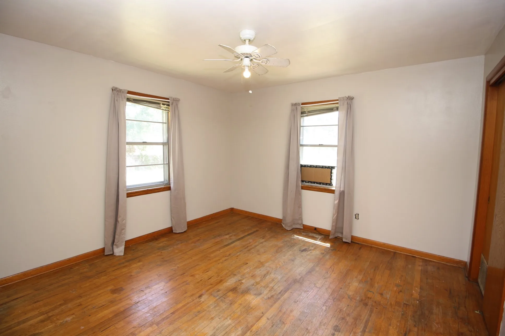 Single Family Residence For Sale in Hunt County , 306 S Austin Street, Wolfe City, Texas 75496, 2 Bedroom, 1 Bathroom, 1 Garage spaces, 988 Sqft, built in 1965, mls#21366418, Real Estate Agent in Wolfe City, Homes For Sale in Hunt county, Homes For Sale in Wolfe City, Realtor in Wolfe City Texas, Real Estate Brokerage Independent Realty Texas, Luminita Cordes Realtor