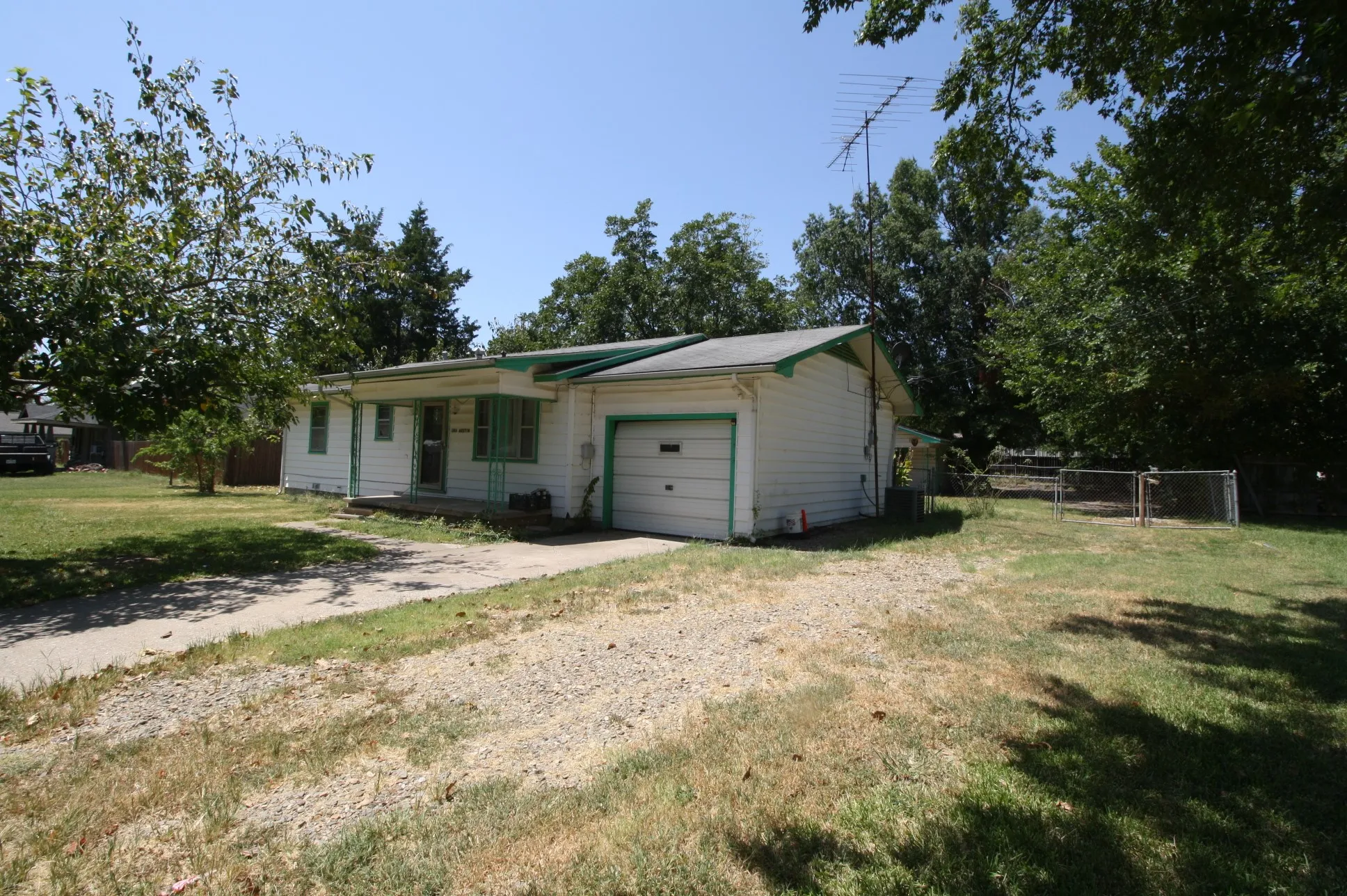 Single Family Residence For Sale in Hunt County , 306 S Austin Street, Wolfe City, Texas 75496, 2 Bedroom, 1 Bathroom, 1 Garage spaces, 988 Sqft, built in 1965, mls#21366418, Real Estate Agent in Wolfe City, Homes For Sale in Hunt county, Homes For Sale in Wolfe City, Realtor in Wolfe City Texas, Real Estate Brokerage Independent Realty Texas, Luminita Cordes Realtor