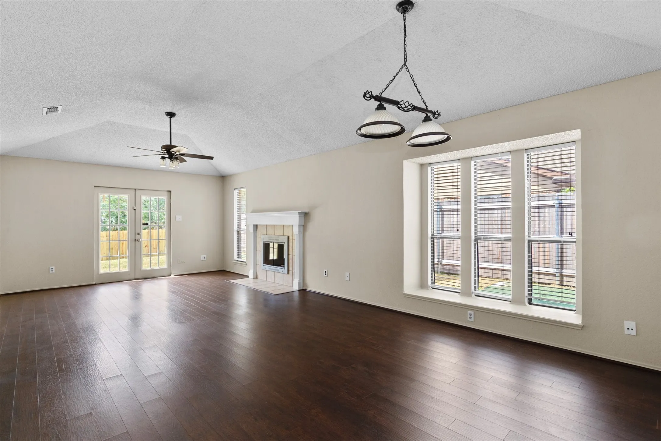 Single Family Residence For Rent in Tarrant County , 6508 Fairview Drive, Watauga, Texas 76148, 3 Bedroom, 2 Bathroom, 2 Garage spaces, 1,392 Sqft, built in 1986, mls#21366419, Real Estate Agent in Watauga, Homes For Rent in Tarrant county, Homes For Rent in Watauga, Realtor in Watauga Texas, Real Estate Brokerage Independent Realty Texas, Luminita Cordes Realtor