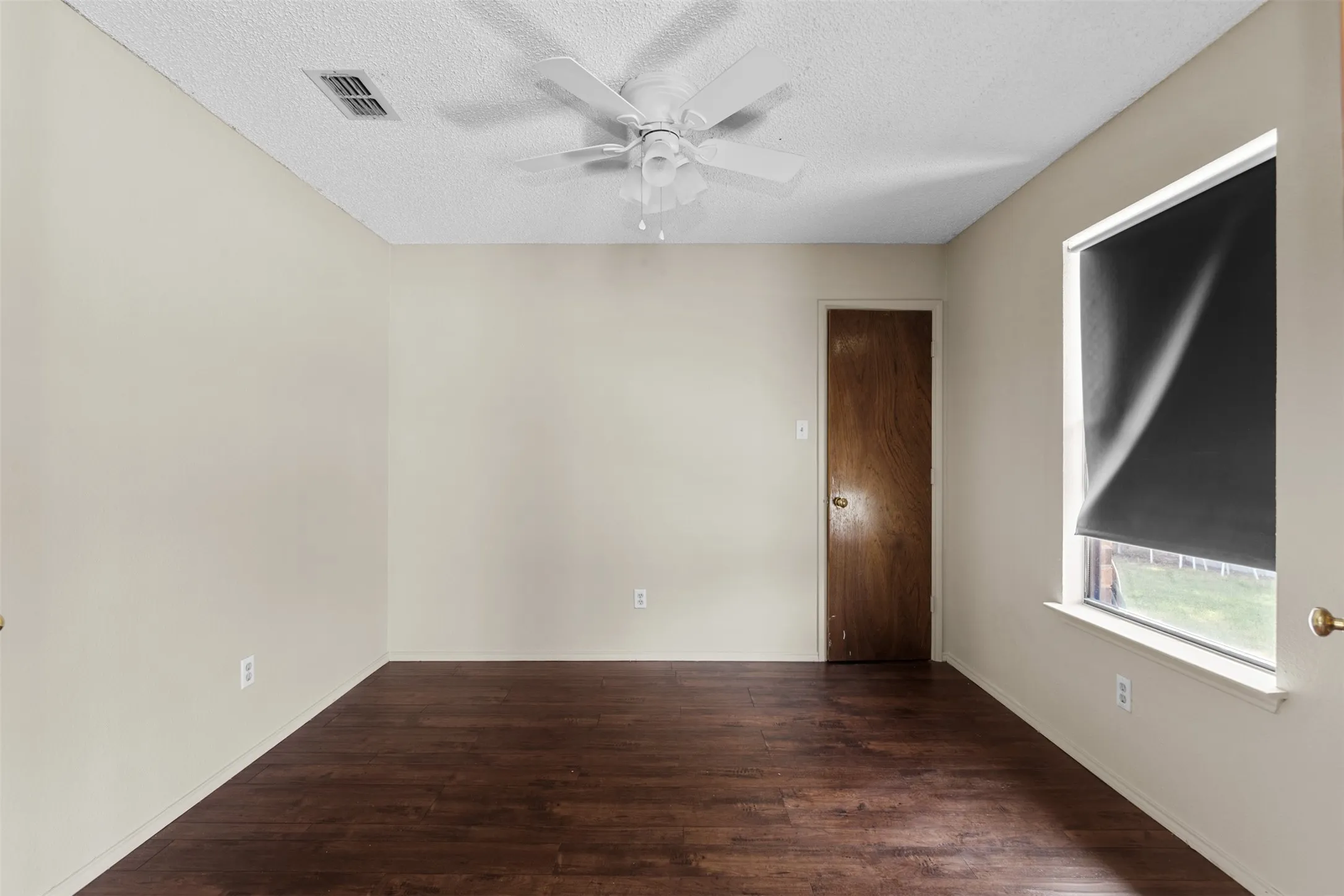 Single Family Residence For Rent in Tarrant County , 6508 Fairview Drive, Watauga, Texas 76148, 3 Bedroom, 2 Bathroom, 2 Garage spaces, 1,392 Sqft, built in 1986, mls#21366419, Real Estate Agent in Watauga, Homes For Rent in Tarrant county, Homes For Rent in Watauga, Realtor in Watauga Texas, Real Estate Brokerage Independent Realty Texas, Luminita Cordes Realtor