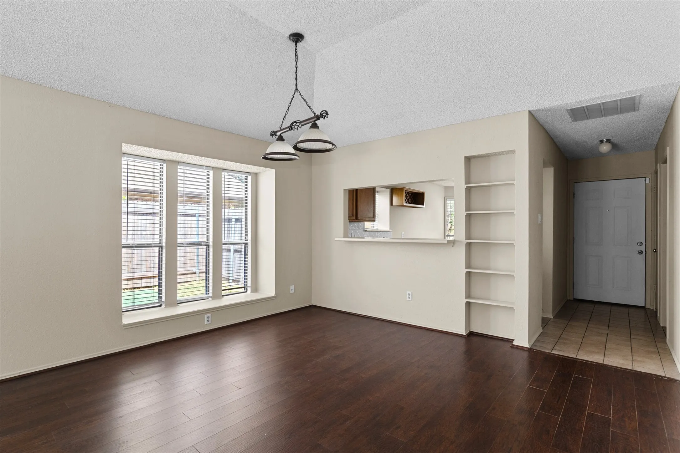 Single Family Residence For Rent in Tarrant County , 6508 Fairview Drive, Watauga, Texas 76148, 3 Bedroom, 2 Bathroom, 2 Garage spaces, 1,392 Sqft, built in 1986, mls#21366419, Real Estate Agent in Watauga, Homes For Rent in Tarrant county, Homes For Rent in Watauga, Realtor in Watauga Texas, Real Estate Brokerage Independent Realty Texas, Luminita Cordes Realtor