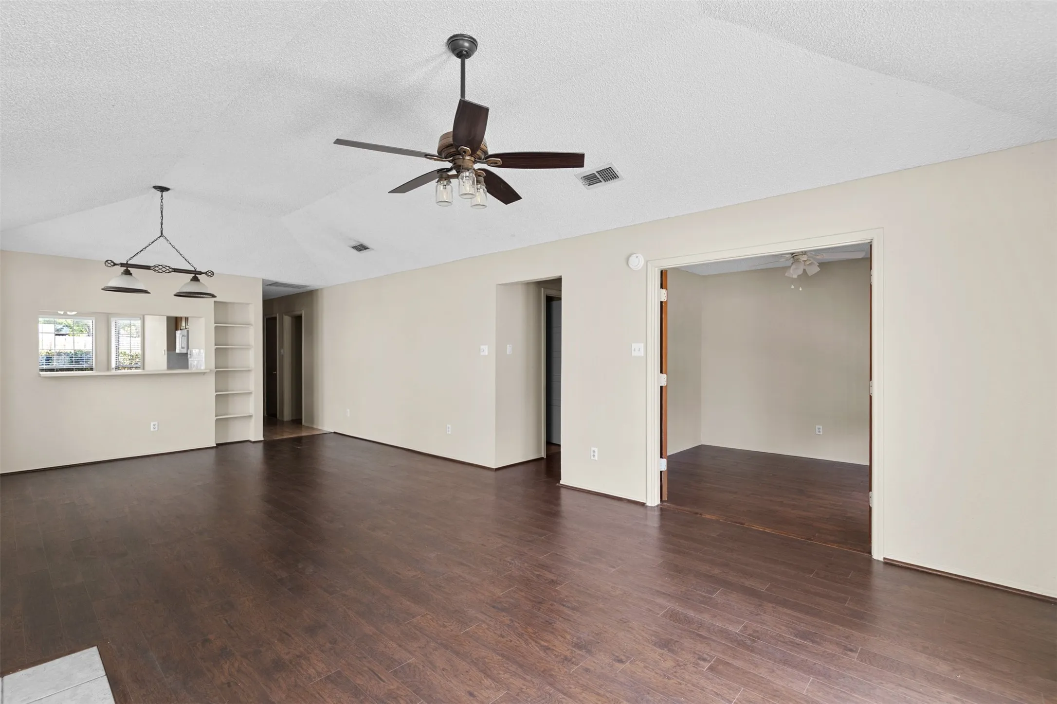 Single Family Residence For Rent in Tarrant County , 6508 Fairview Drive, Watauga, Texas 76148, 3 Bedroom, 2 Bathroom, 2 Garage spaces, 1,392 Sqft, built in 1986, mls#21366419, Real Estate Agent in Watauga, Homes For Rent in Tarrant county, Homes For Rent in Watauga, Realtor in Watauga Texas, Real Estate Brokerage Independent Realty Texas, Luminita Cordes Realtor