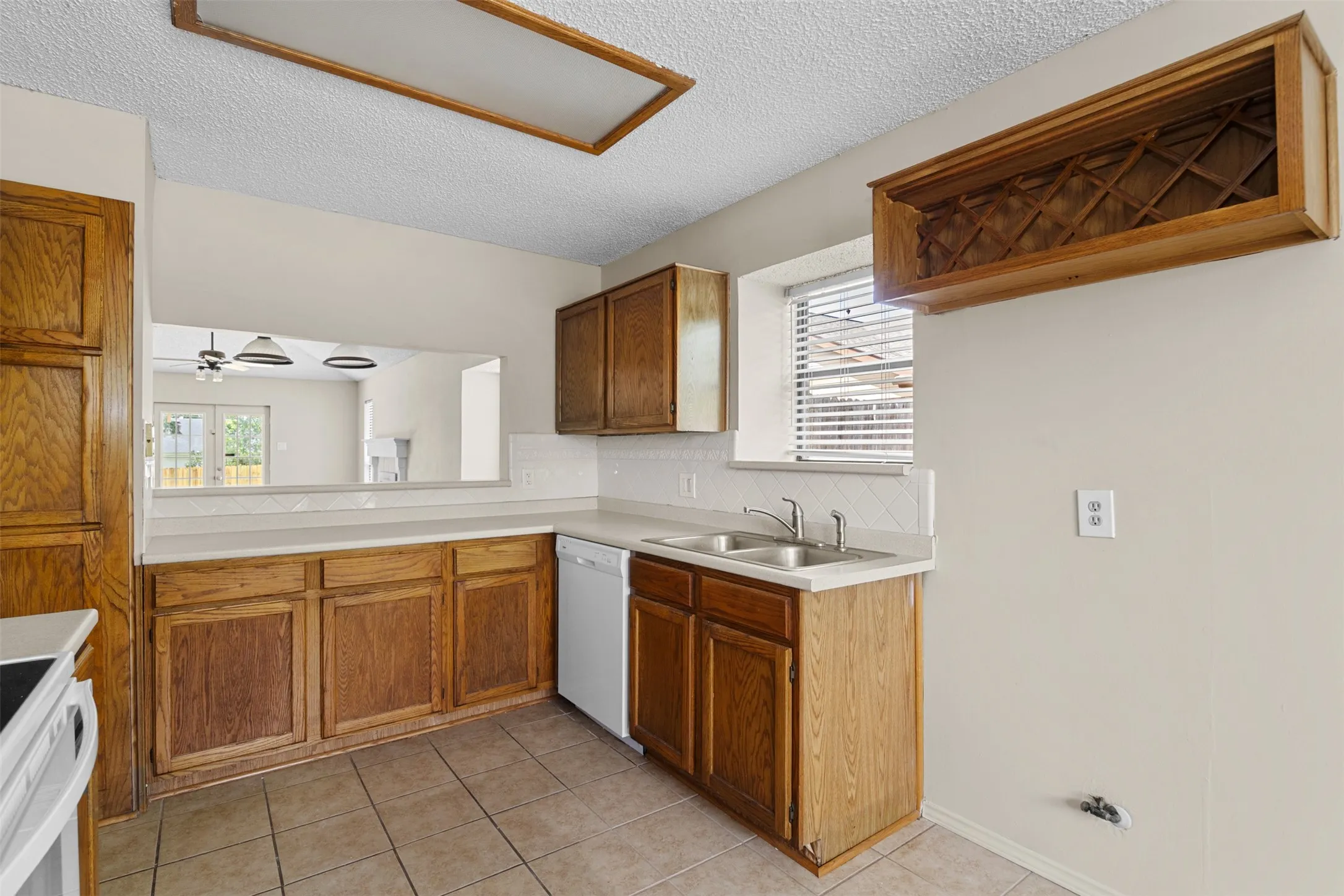 Single Family Residence For Rent in Tarrant County , 6508 Fairview Drive, Watauga, Texas 76148, 3 Bedroom, 2 Bathroom, 2 Garage spaces, 1,392 Sqft, built in 1986, mls#21366419, Real Estate Agent in Watauga, Homes For Rent in Tarrant county, Homes For Rent in Watauga, Realtor in Watauga Texas, Real Estate Brokerage Independent Realty Texas, Luminita Cordes Realtor