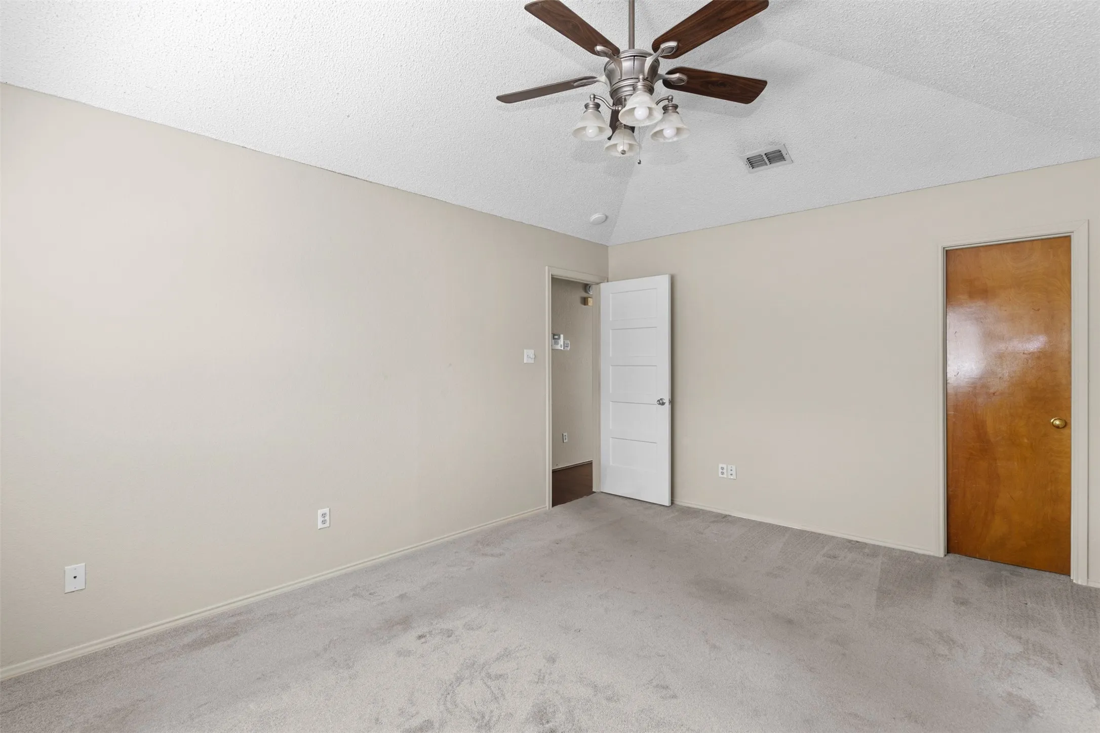 Single Family Residence For Rent in Tarrant County , 6508 Fairview Drive, Watauga, Texas 76148, 3 Bedroom, 2 Bathroom, 2 Garage spaces, 1,392 Sqft, built in 1986, mls#21366419, Real Estate Agent in Watauga, Homes For Rent in Tarrant county, Homes For Rent in Watauga, Realtor in Watauga Texas, Real Estate Brokerage Independent Realty Texas, Luminita Cordes Realtor