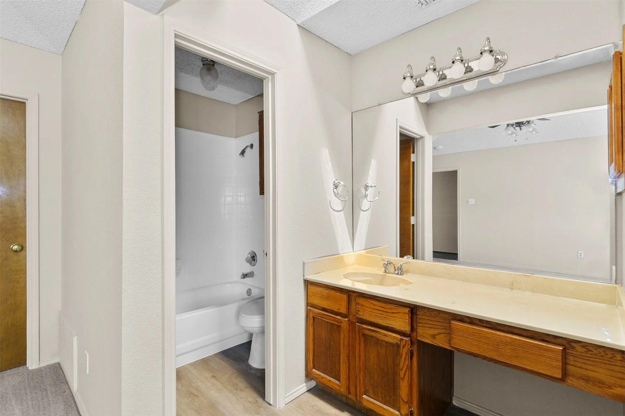 Single Family Residence For Rent in Tarrant County , 6508 Fairview Drive, Watauga, Texas 76148, 3 Bedroom, 2 Bathroom, 2 Garage spaces, 1,392 Sqft, built in 1986, mls#21366419, Real Estate Agent in Watauga, Homes For Rent in Tarrant county, Homes For Rent in Watauga, Realtor in Watauga Texas, Real Estate Brokerage Independent Realty Texas, Luminita Cordes Realtor