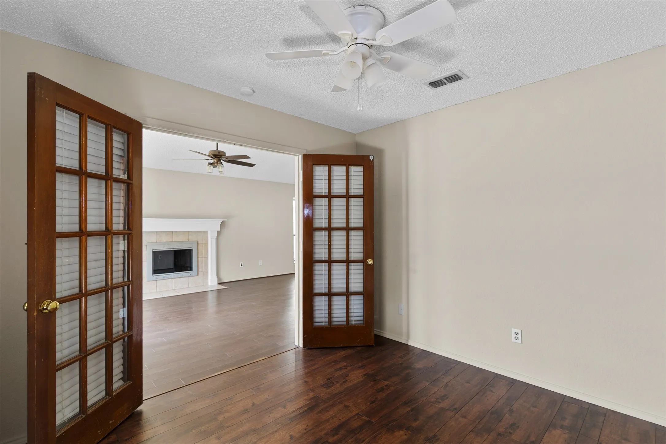 Single Family Residence For Rent in Tarrant County , 6508 Fairview Drive, Watauga, Texas 76148, 3 Bedroom, 2 Bathroom, 2 Garage spaces, 1,392 Sqft, built in 1986, mls#21366419, Real Estate Agent in Watauga, Homes For Rent in Tarrant county, Homes For Rent in Watauga, Realtor in Watauga Texas, Real Estate Brokerage Independent Realty Texas, Luminita Cordes Realtor