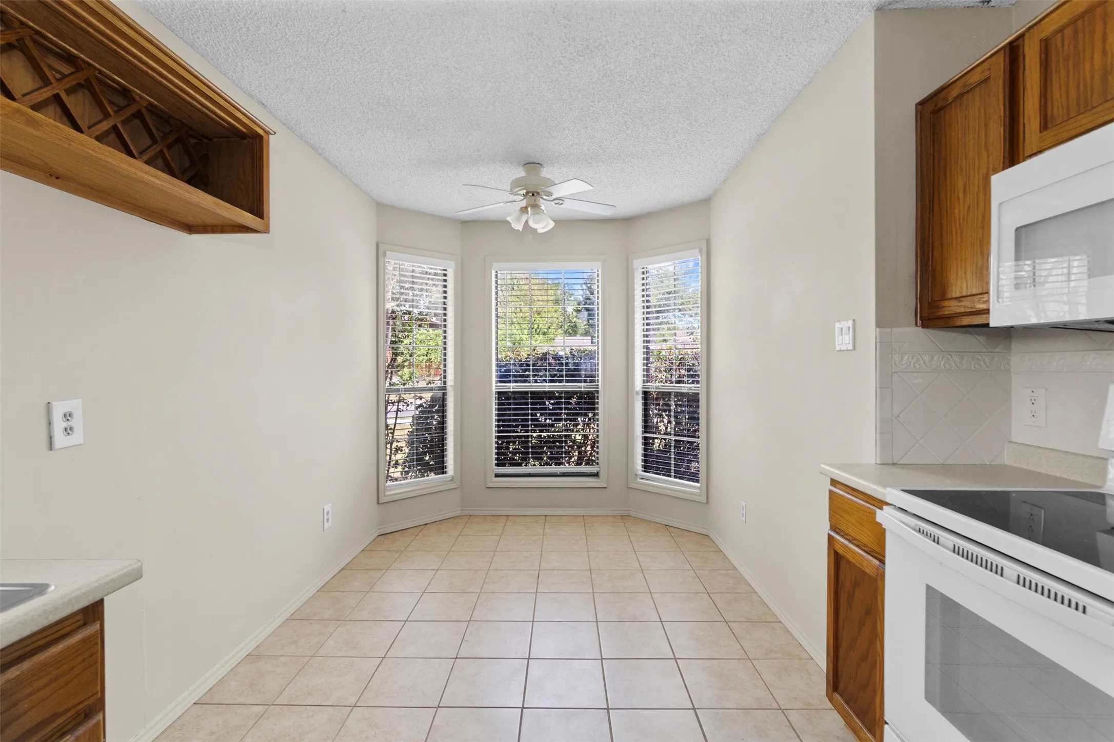 Single Family Residence For Rent in Tarrant County , 6508 Fairview Drive, Watauga, Texas 76148, 3 Bedroom, 2 Bathroom, 2 Garage spaces, 1,392 Sqft, built in 1986, mls#21366419, Real Estate Agent in Watauga, Homes For Rent in Tarrant county, Homes For Rent in Watauga, Realtor in Watauga Texas, Real Estate Brokerage Independent Realty Texas, Luminita Cordes Realtor