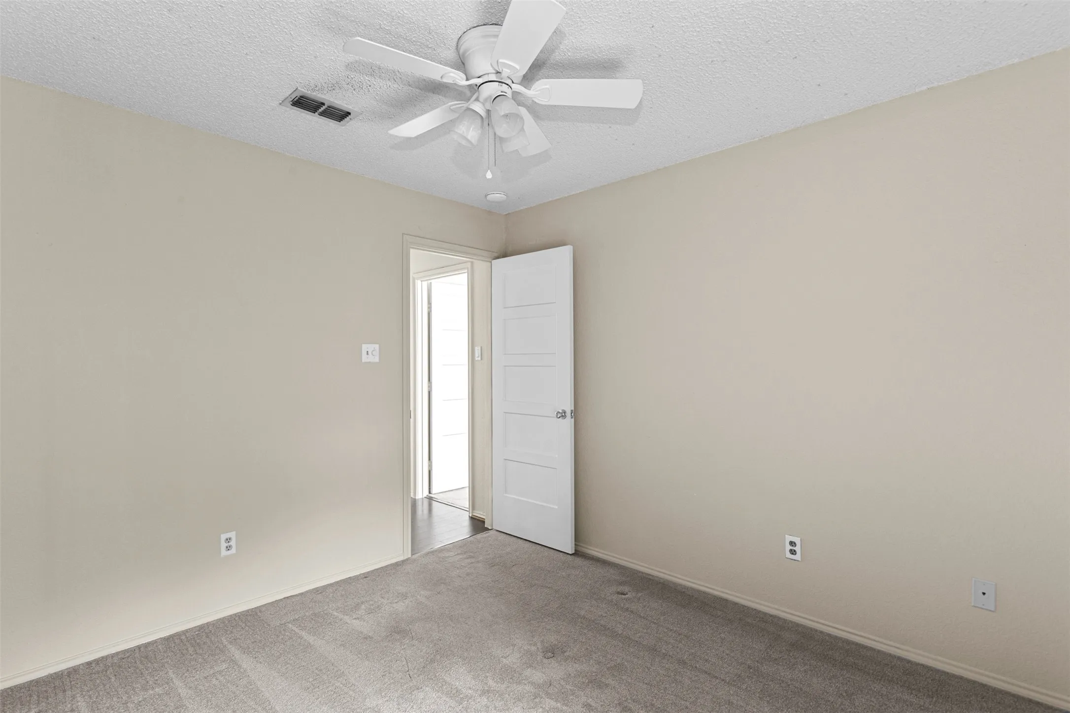 Single Family Residence For Rent in Tarrant County , 6508 Fairview Drive, Watauga, Texas 76148, 3 Bedroom, 2 Bathroom, 2 Garage spaces, 1,392 Sqft, built in 1986, mls#21366419, Real Estate Agent in Watauga, Homes For Rent in Tarrant county, Homes For Rent in Watauga, Realtor in Watauga Texas, Real Estate Brokerage Independent Realty Texas, Luminita Cordes Realtor