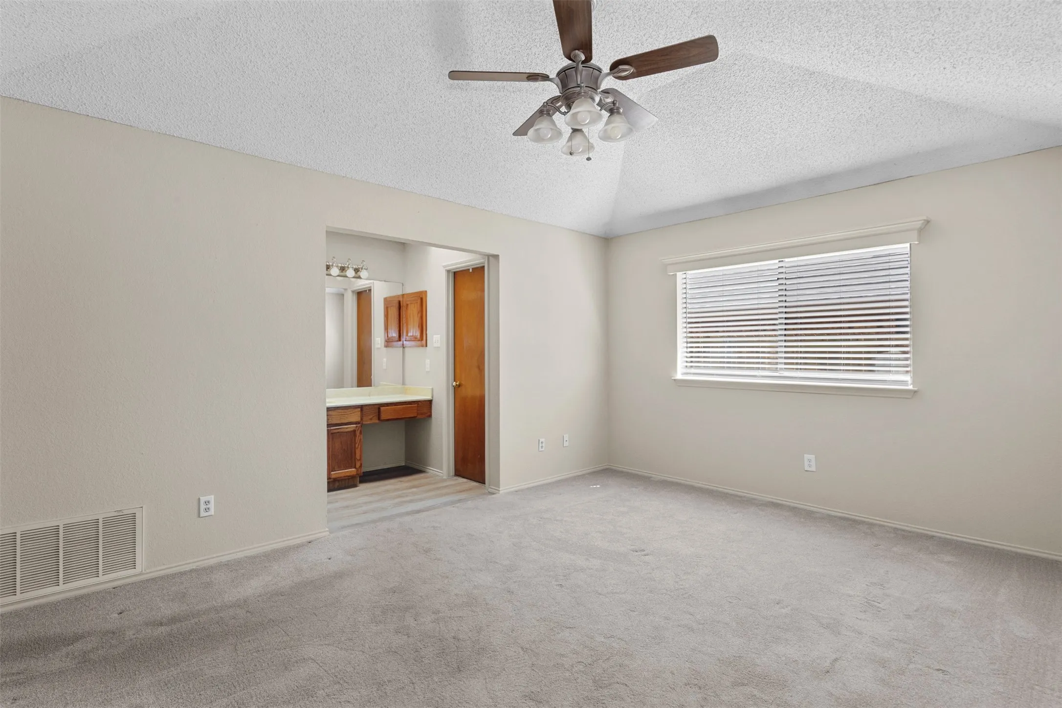 Single Family Residence For Rent in Tarrant County , 6508 Fairview Drive, Watauga, Texas 76148, 3 Bedroom, 2 Bathroom, 2 Garage spaces, 1,392 Sqft, built in 1986, mls#21366419, Real Estate Agent in Watauga, Homes For Rent in Tarrant county, Homes For Rent in Watauga, Realtor in Watauga Texas, Real Estate Brokerage Independent Realty Texas, Luminita Cordes Realtor