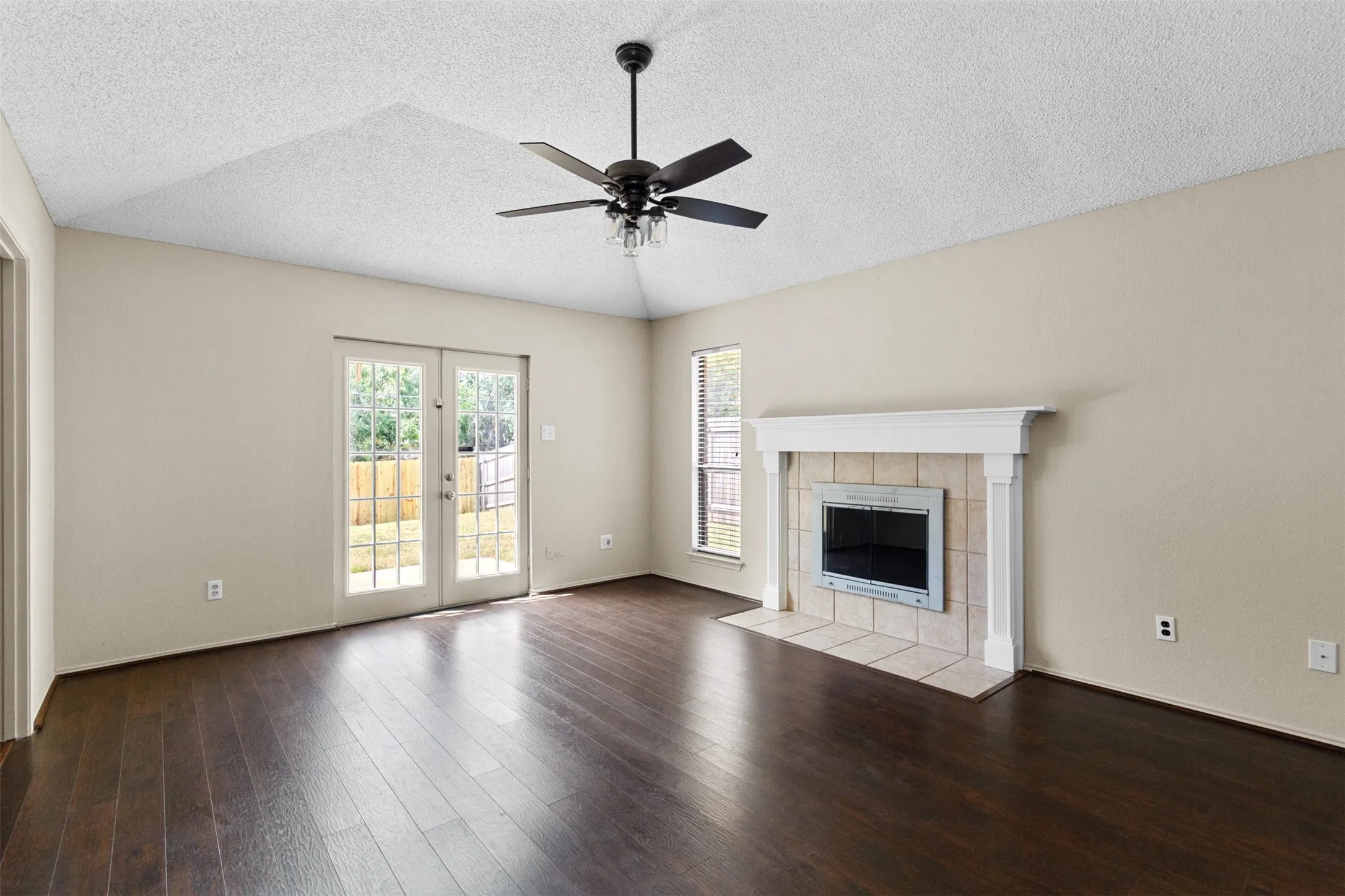 Single Family Residence For Rent in Tarrant County , 6508 Fairview Drive, Watauga, Texas 76148, 3 Bedroom, 2 Bathroom, 2 Garage spaces, 1,392 Sqft, built in 1986, mls#21366419, Real Estate Agent in Watauga, Homes For Rent in Tarrant county, Homes For Rent in Watauga, Realtor in Watauga Texas, Real Estate Brokerage Independent Realty Texas, Luminita Cordes Realtor