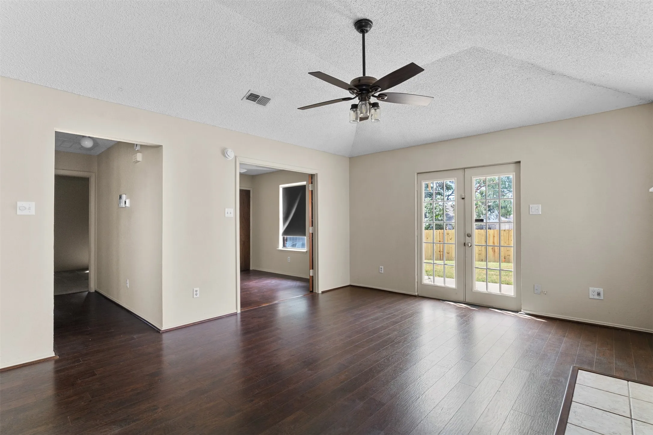 Single Family Residence For Rent in Tarrant County , 6508 Fairview Drive, Watauga, Texas 76148, 3 Bedroom, 2 Bathroom, 2 Garage spaces, 1,392 Sqft, built in 1986, mls#21366419, Real Estate Agent in Watauga, Homes For Rent in Tarrant county, Homes For Rent in Watauga, Realtor in Watauga Texas, Real Estate Brokerage Independent Realty Texas, Luminita Cordes Realtor