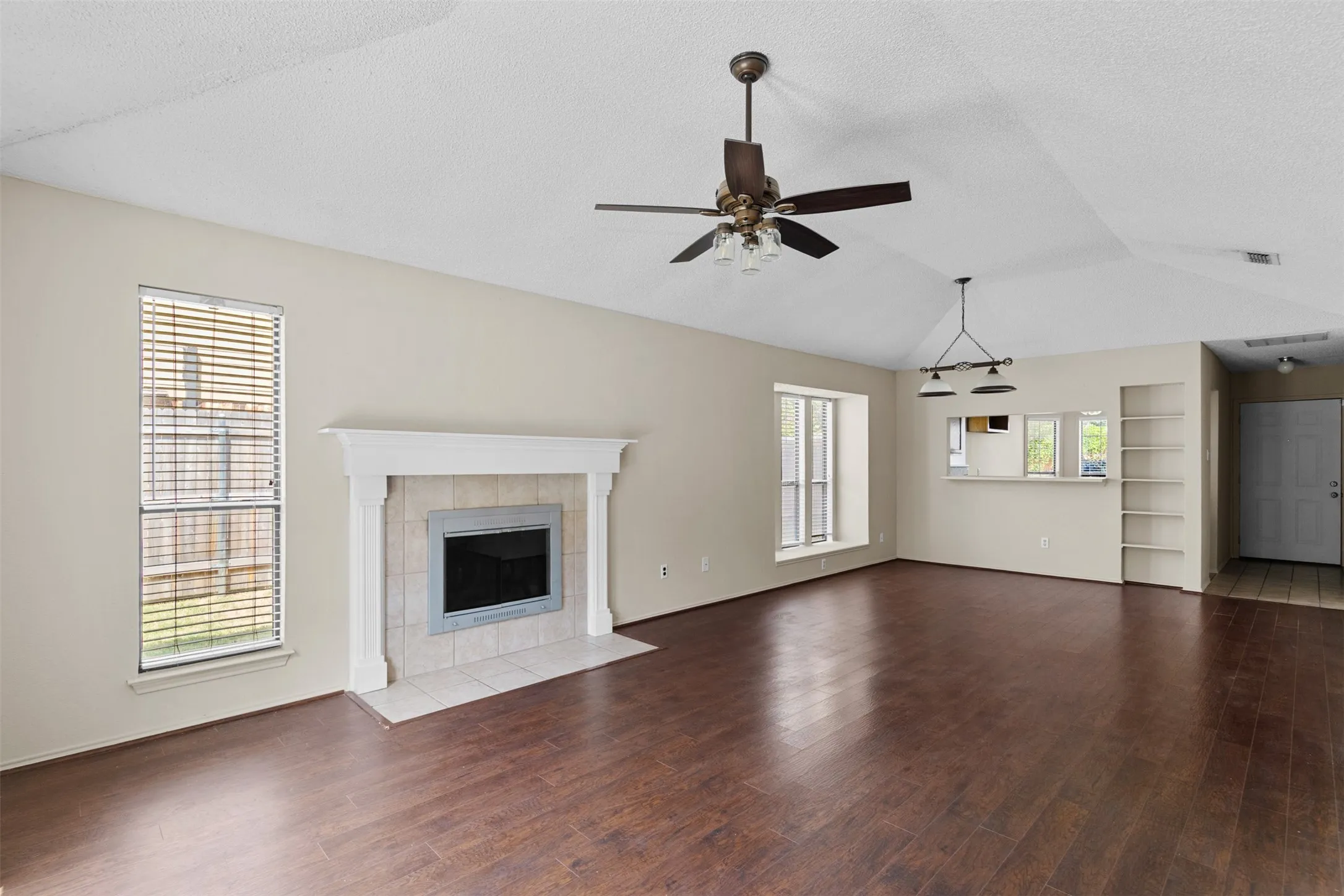 Single Family Residence For Rent in Tarrant County , 6508 Fairview Drive, Watauga, Texas 76148, 3 Bedroom, 2 Bathroom, 2 Garage spaces, 1,392 Sqft, built in 1986, mls#21366419, Real Estate Agent in Watauga, Homes For Rent in Tarrant county, Homes For Rent in Watauga, Realtor in Watauga Texas, Real Estate Brokerage Independent Realty Texas, Luminita Cordes Realtor