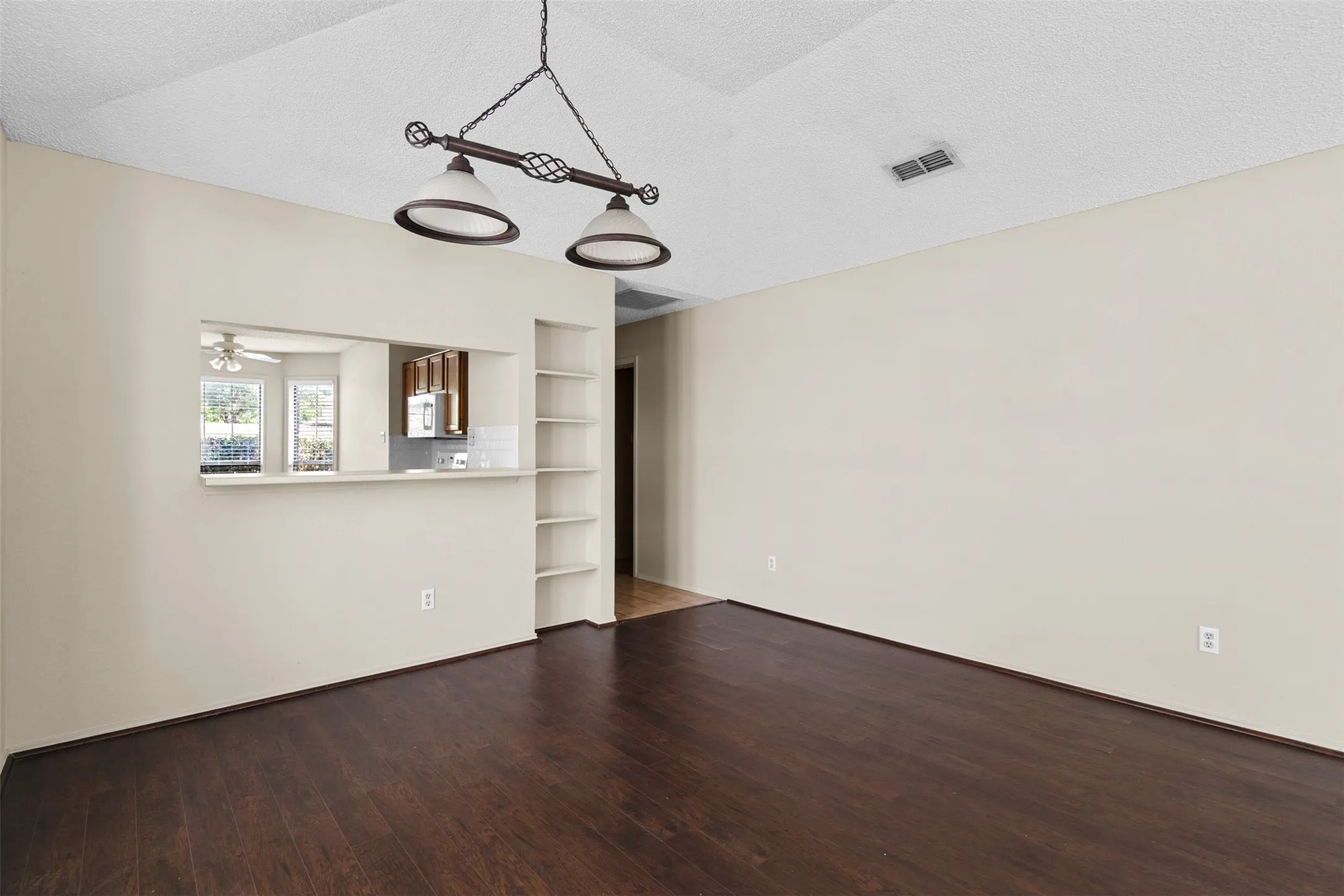 Single Family Residence For Rent in Tarrant County , 6508 Fairview Drive, Watauga, Texas 76148, 3 Bedroom, 2 Bathroom, 2 Garage spaces, 1,392 Sqft, built in 1986, mls#21366419, Real Estate Agent in Watauga, Homes For Rent in Tarrant county, Homes For Rent in Watauga, Realtor in Watauga Texas, Real Estate Brokerage Independent Realty Texas, Luminita Cordes Realtor