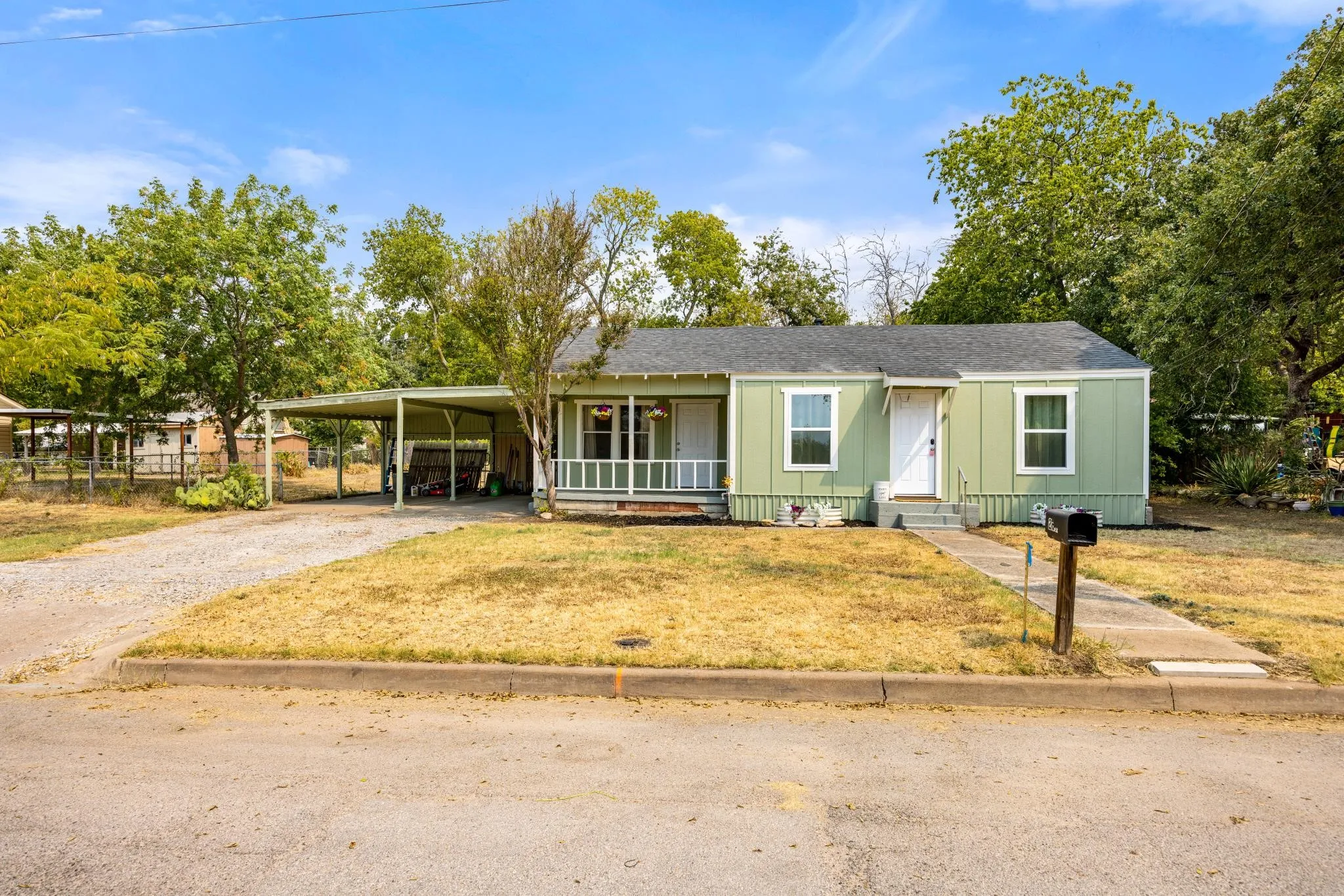 Single Family Residence For Sale in Parker County , 207 E 4th Street, Weatherford, Texas 76086, 2 Bedroom, 1 Bathroom, Garage spaces, 977 Sqft, built in 0, mls#21366304, Real Estate Agent in Weatherford, Homes For Sale in Parker county, Homes For Sale in Weatherford, Realtor in Weatherford Texas, Real Estate Brokerage Independent Realty Texas, Luminita Cordes Realtor
