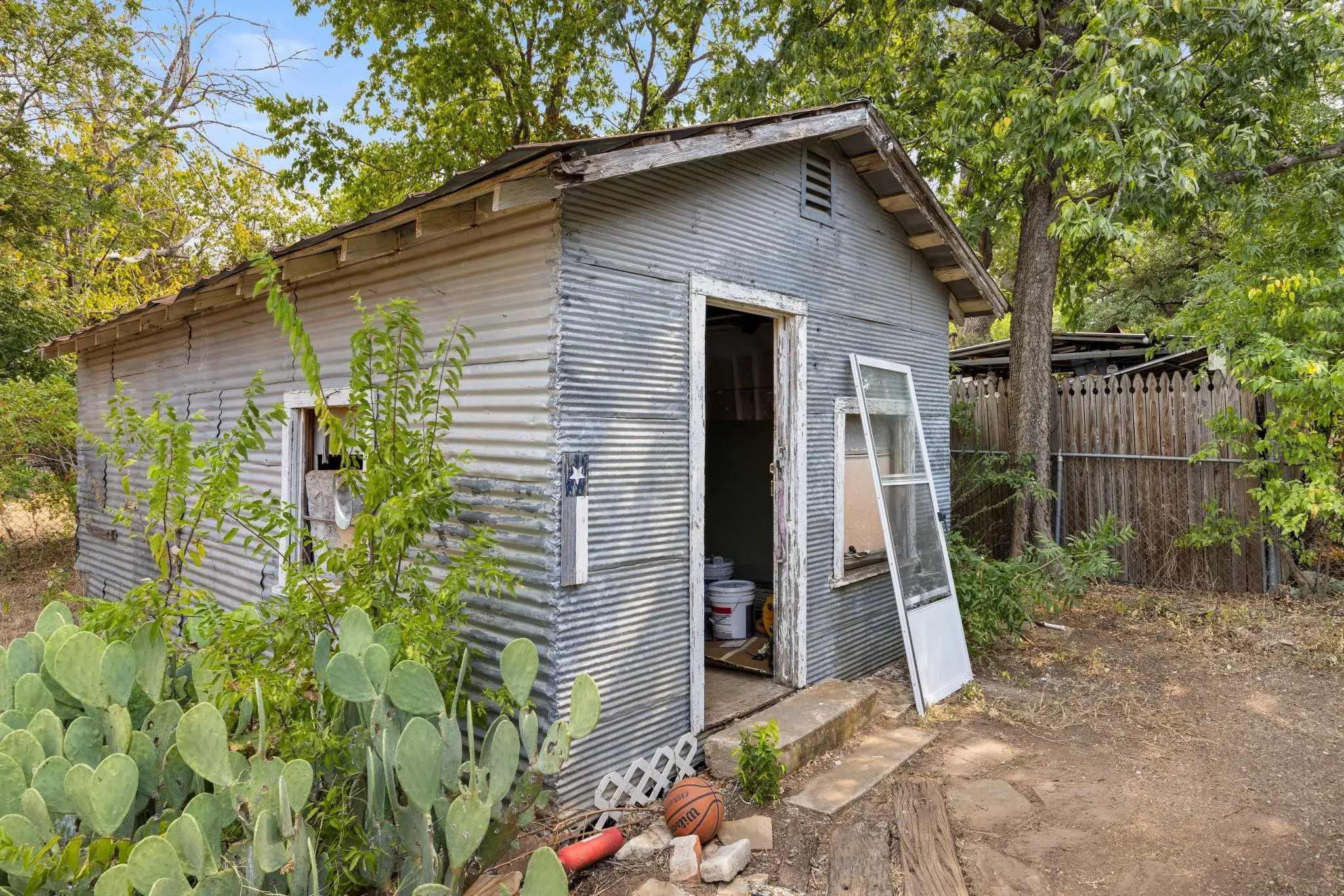 Single Family Residence For Sale in Parker County , 207 E 4th Street, Weatherford, Texas 76086, 2 Bedroom, 1 Bathroom, Garage spaces, 977 Sqft, built in 0, mls#21366304, Real Estate Agent in Weatherford, Homes For Sale in Parker county, Homes For Sale in Weatherford, Realtor in Weatherford Texas, Real Estate Brokerage Independent Realty Texas, Luminita Cordes Realtor