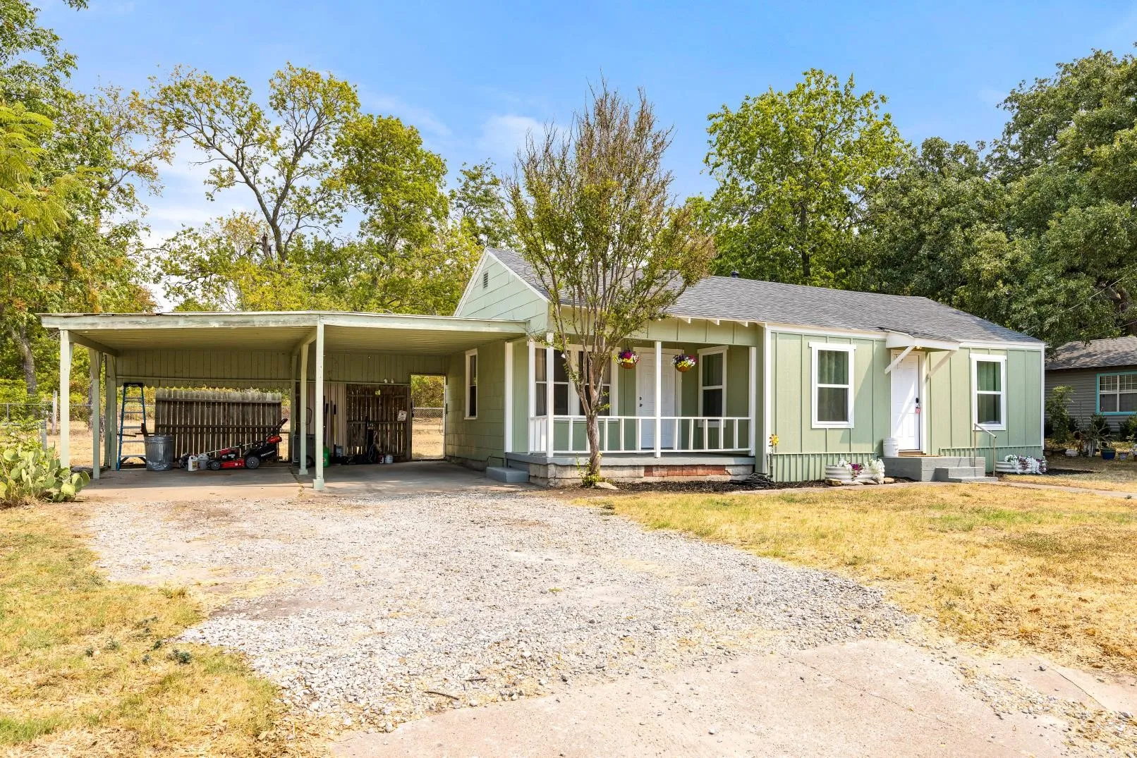 Single Family Residence For Sale in Parker County , 207 E 4th Street, Weatherford, Texas 76086, 2 Bedroom, 1 Bathroom, Garage spaces, 977 Sqft, built in 0, mls#21366304, Real Estate Agent in Weatherford, Homes For Sale in Parker county, Homes For Sale in Weatherford, Realtor in Weatherford Texas, Real Estate Brokerage Independent Realty Texas, Luminita Cordes Realtor
