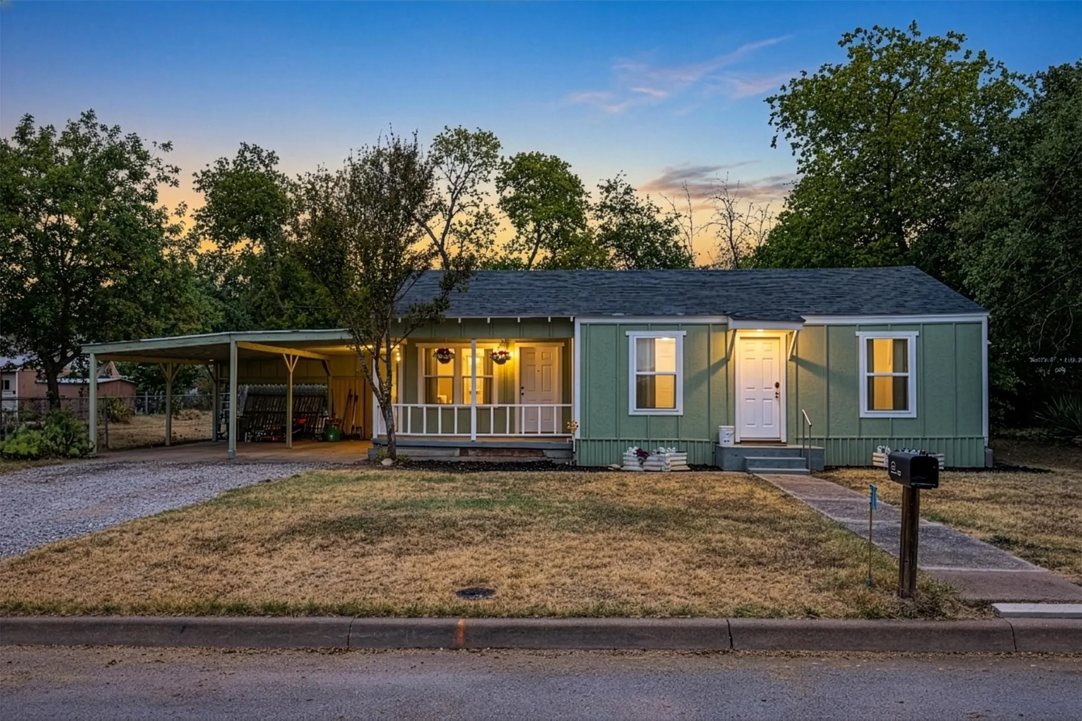 Single Family Residence For Sale in Parker County , 207 E 4th Street, Weatherford, Texas 76086, 2 Bedroom, 1 Bathroom, Garage spaces, 977 Sqft, built in 0, mls#21366304, Real Estate Agent in Weatherford, Homes For Sale in Parker county, Homes For Sale in Weatherford, Realtor in Weatherford Texas, Real Estate Brokerage Independent Realty Texas, Luminita Cordes Realtor