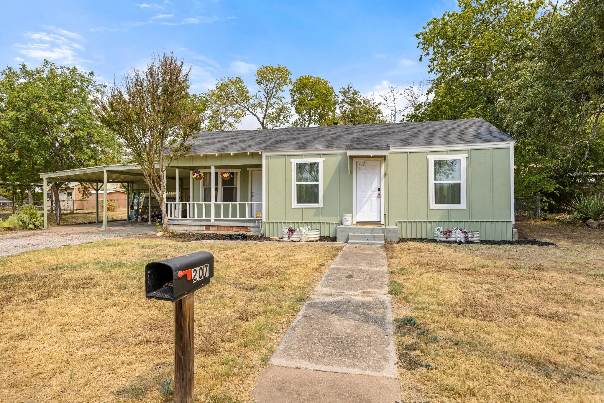 Single Family Residence For Sale in Parker County , 207 E 4th Street, Weatherford, Texas 76086, 2 Bedroom, 1 Bathroom, Garage spaces, 977 Sqft, built in 0, mls#21366304, Real Estate Agent in Weatherford, Homes For Sale in Parker county, Homes For Sale in Weatherford, Realtor in Weatherford Texas, Real Estate Brokerage Independent Realty Texas, Luminita Cordes Realtor