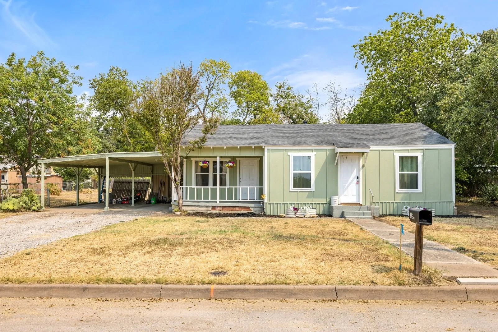 Single Family Residence For Sale in Parker County , 207 E 4th Street, Weatherford, Texas 76086, 2 Bedroom, 1 Bathroom, Garage spaces, 977 Sqft, built in 0, mls#21366304, Real Estate Agent in Weatherford, Homes For Sale in Parker county, Homes For Sale in Weatherford, Realtor in Weatherford Texas, Real Estate Brokerage Independent Realty Texas, Luminita Cordes Realtor