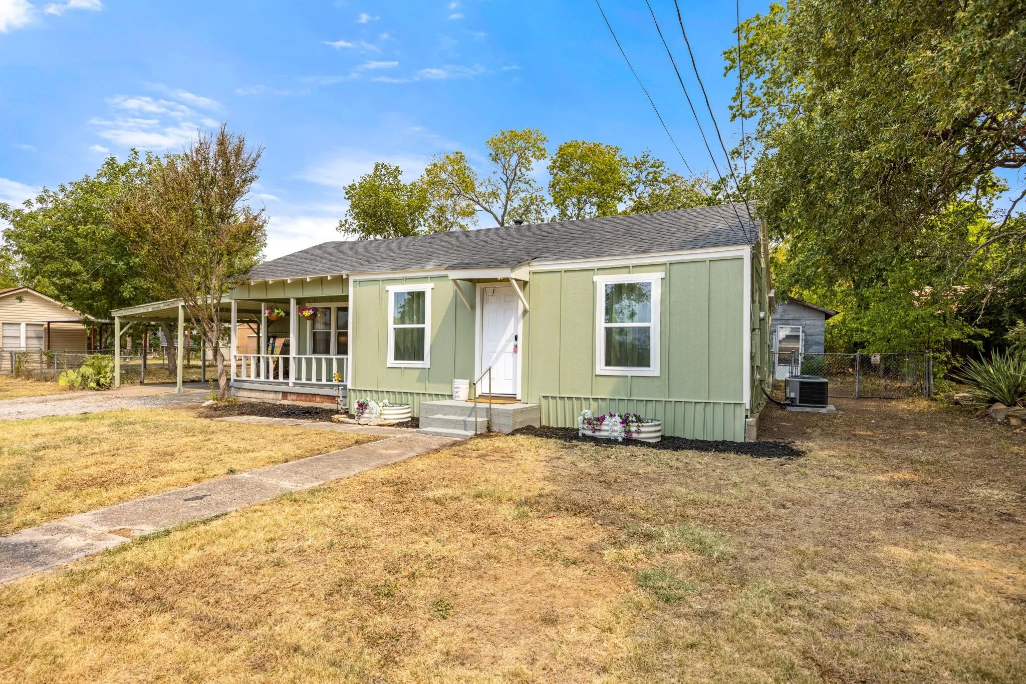Single Family Residence For Sale in Parker County , 207 E 4th Street, Weatherford, Texas 76086, 2 Bedroom, 1 Bathroom, Garage spaces, 977 Sqft, built in 0, mls#21366304, Real Estate Agent in Weatherford, Homes For Sale in Parker county, Homes For Sale in Weatherford, Realtor in Weatherford Texas, Real Estate Brokerage Independent Realty Texas, Luminita Cordes Realtor
