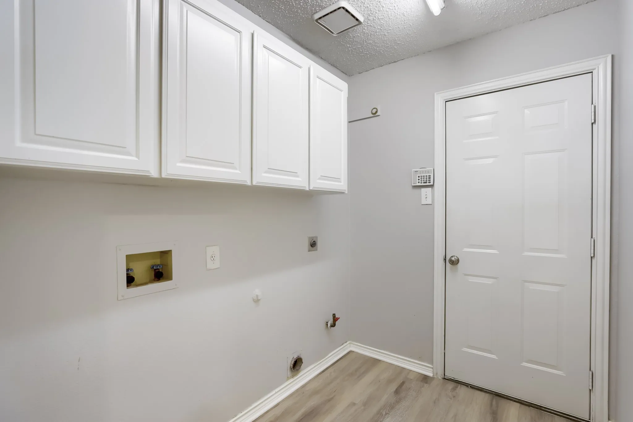 Single Family Residence For Sale in Tarrant County , 3632 Stone Creek Lane S, Fort Worth, Texas 76137, 4 Bedroom, 2 Bathroom, 2 Garage spaces, 2,278 Sqft, built in 1994, mls#21360635, Real Estate Agent in Fort Worth, Homes For Sale in Tarrant county, Homes For Sale in Fort Worth, Realtor in Fort Worth Texas, Real Estate Brokerage Independent Realty Texas, Luminita Cordes Realtor