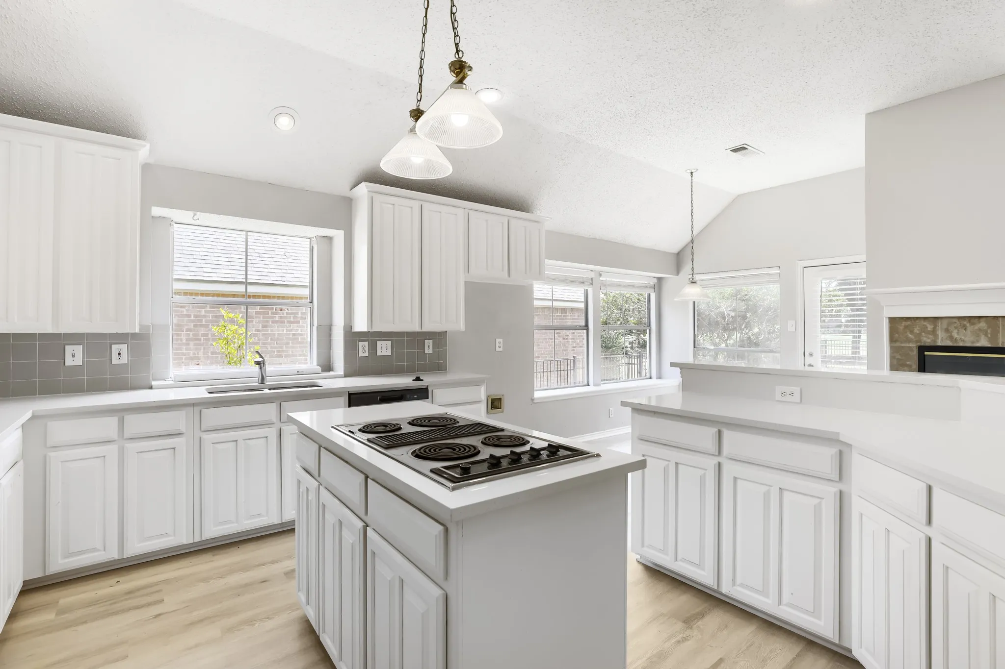 Single Family Residence For Sale in Tarrant County , 3632 Stone Creek Lane S, Fort Worth, Texas 76137, 4 Bedroom, 2 Bathroom, 2 Garage spaces, 2,278 Sqft, built in 1994, mls#21360635, Real Estate Agent in Fort Worth, Homes For Sale in Tarrant county, Homes For Sale in Fort Worth, Realtor in Fort Worth Texas, Real Estate Brokerage Independent Realty Texas, Luminita Cordes Realtor