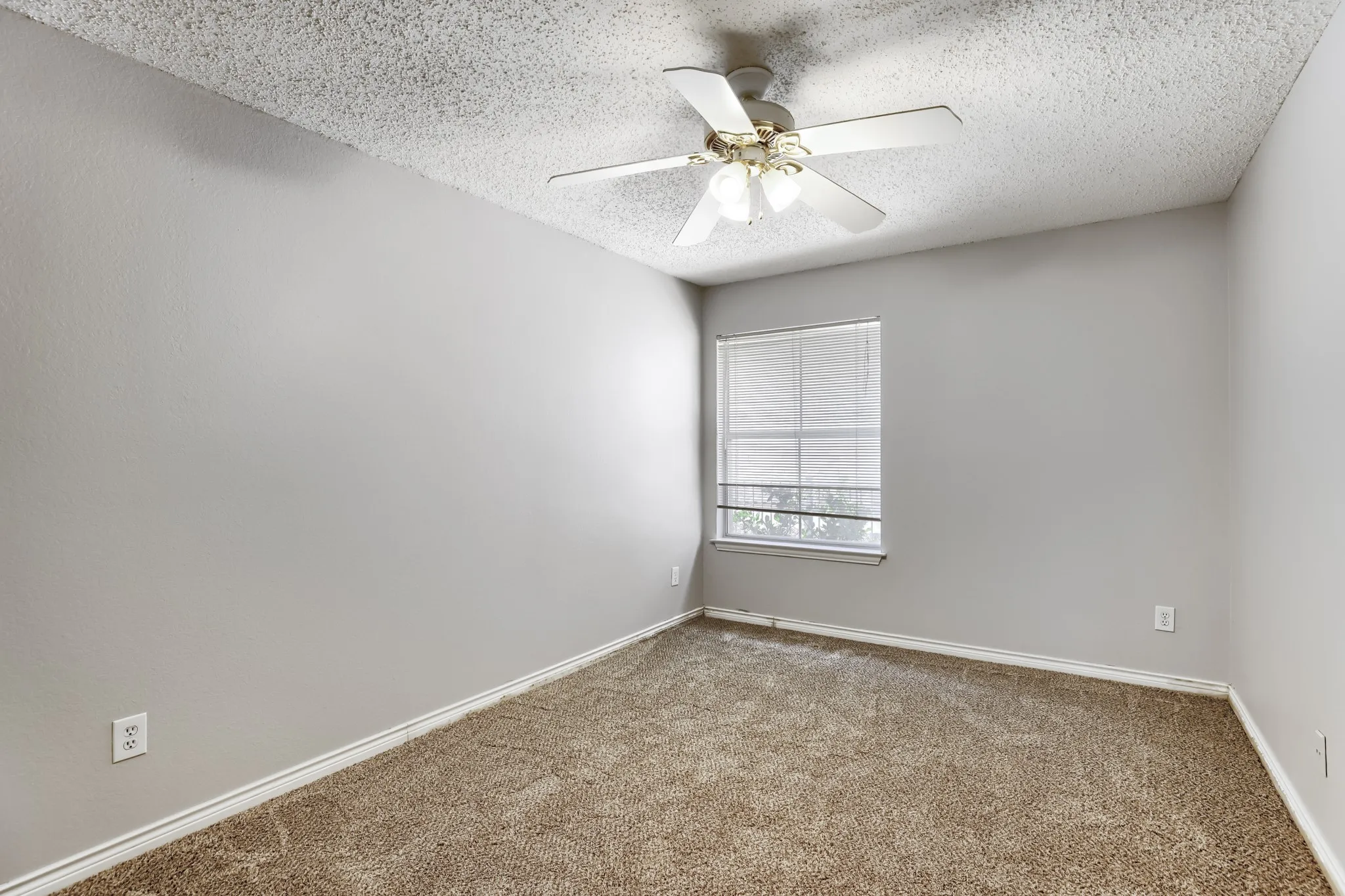 Single Family Residence For Sale in Tarrant County , 3632 Stone Creek Lane S, Fort Worth, Texas 76137, 4 Bedroom, 2 Bathroom, 2 Garage spaces, 2,278 Sqft, built in 1994, mls#21360635, Real Estate Agent in Fort Worth, Homes For Sale in Tarrant county, Homes For Sale in Fort Worth, Realtor in Fort Worth Texas, Real Estate Brokerage Independent Realty Texas, Luminita Cordes Realtor