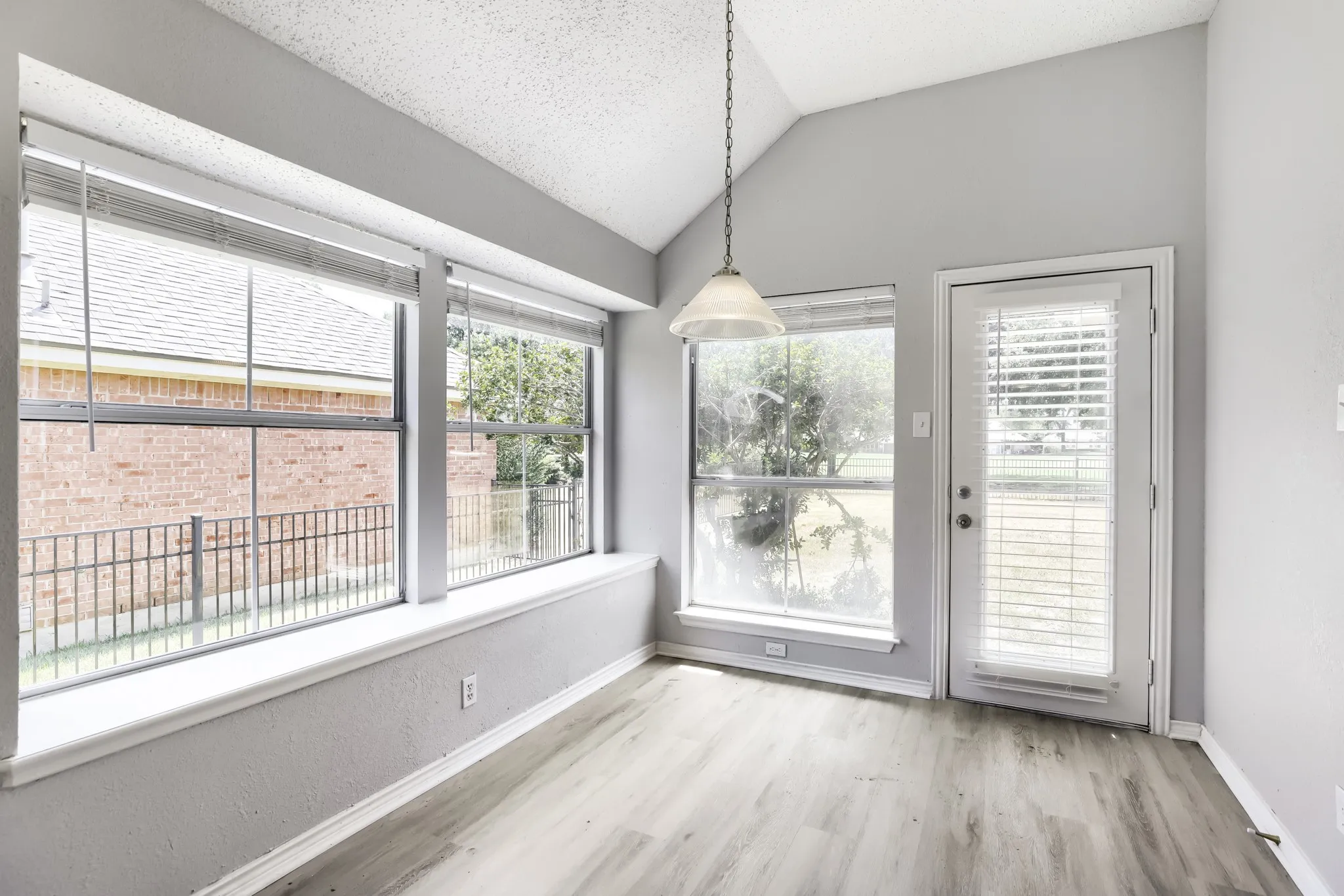 Single Family Residence For Sale in Tarrant County , 3632 Stone Creek Lane S, Fort Worth, Texas 76137, 4 Bedroom, 2 Bathroom, 2 Garage spaces, 2,278 Sqft, built in 1994, mls#21360635, Real Estate Agent in Fort Worth, Homes For Sale in Tarrant county, Homes For Sale in Fort Worth, Realtor in Fort Worth Texas, Real Estate Brokerage Independent Realty Texas, Luminita Cordes Realtor