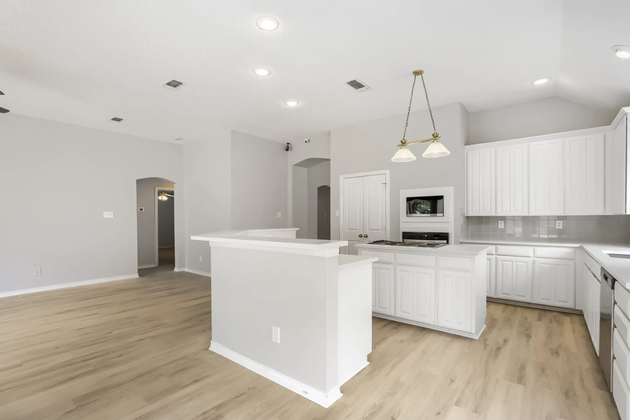 Single Family Residence For Sale in Tarrant County , 3632 Stone Creek Lane S, Fort Worth, Texas 76137, 4 Bedroom, 2 Bathroom, 2 Garage spaces, 2,278 Sqft, built in 1994, mls#21360635, Real Estate Agent in Fort Worth, Homes For Sale in Tarrant county, Homes For Sale in Fort Worth, Realtor in Fort Worth Texas, Real Estate Brokerage Independent Realty Texas, Luminita Cordes Realtor