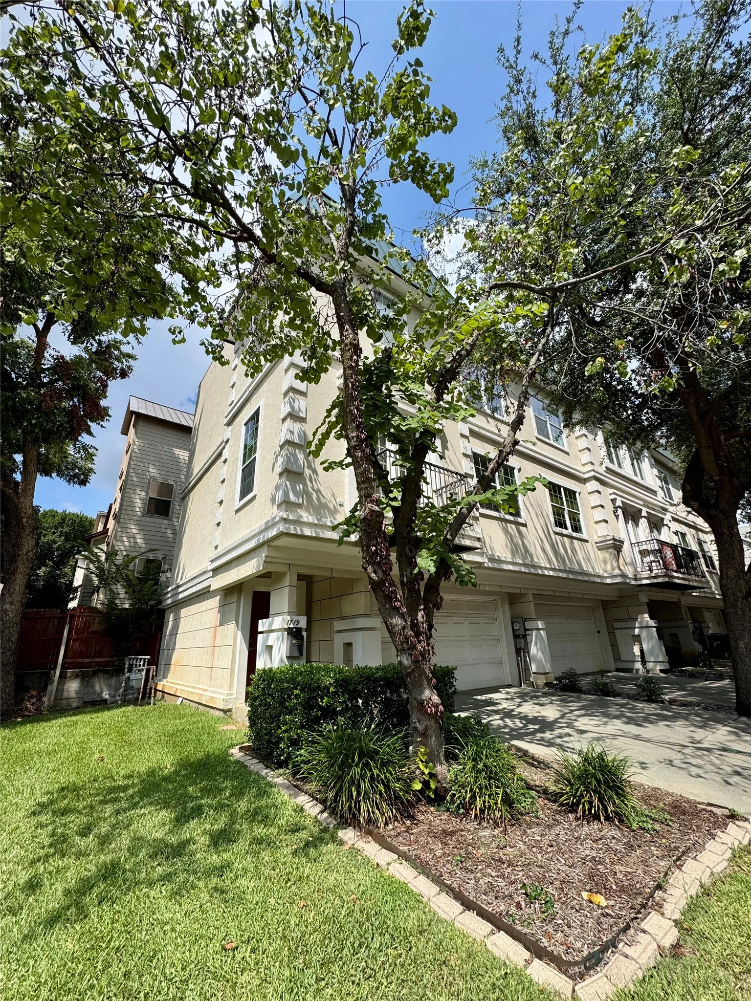 Townhouse For Rent in Dallas County , 1719 Mary Street, Dallas, Texas 75206, 2 Bedroom, 2 Bathroom, 2 Garage spaces, 1,576 Sqft, built in 2003, mls#21364328, Real Estate Agent in Dallas, Homes For Rent in Dallas county, Homes For Rent in Dallas, Realtor in Dallas Texas, Real Estate Brokerage Independent Realty Texas, Luminita Cordes Realtor