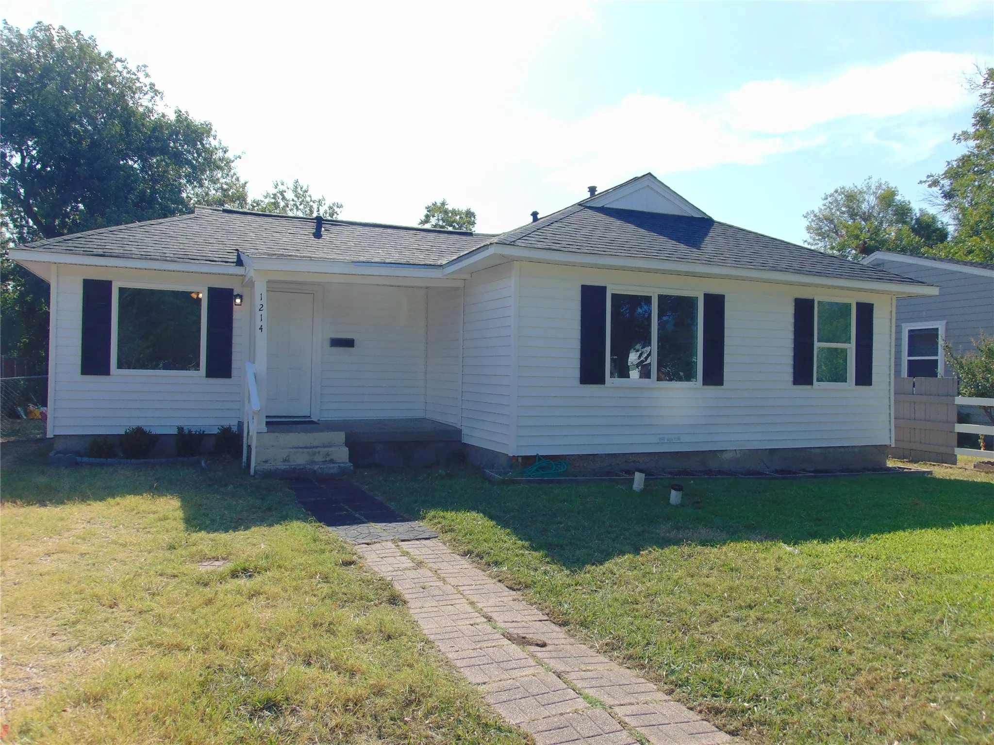 Single Family Residence For Sale in Dallas County , 1214 19th Street, Grand Prairie, Texas 75050, 4 Bedroom, 2 Bathroom, Garage spaces, 1,362 Sqft, built in 1949, mls#21347126, Real Estate Agent in Grand Prairie, Homes For Sale in Dallas county, Homes For Sale in Grand Prairie, Realtor in Grand Prairie Texas, Real Estate Brokerage Independent Realty Texas, Luminita Cordes Realtor