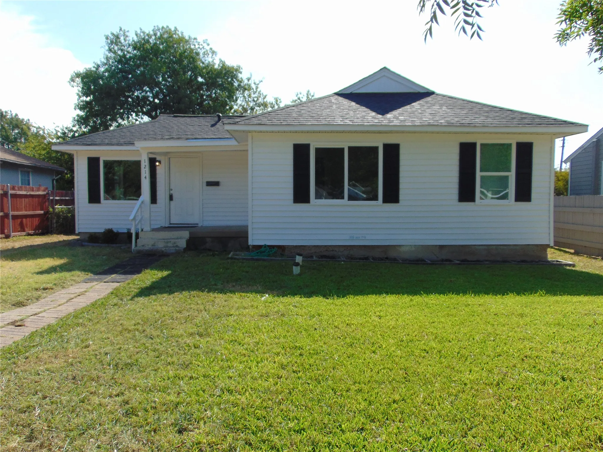Single Family Residence For Sale in Dallas County , 1214 19th Street, Grand Prairie, Texas 75050, 4 Bedroom, 2 Bathroom, Garage spaces, 1,362 Sqft, built in 1949, mls#21347126, Real Estate Agent in Grand Prairie, Homes For Sale in Dallas county, Homes For Sale in Grand Prairie, Realtor in Grand Prairie Texas, Real Estate Brokerage Independent Realty Texas, Luminita Cordes Realtor