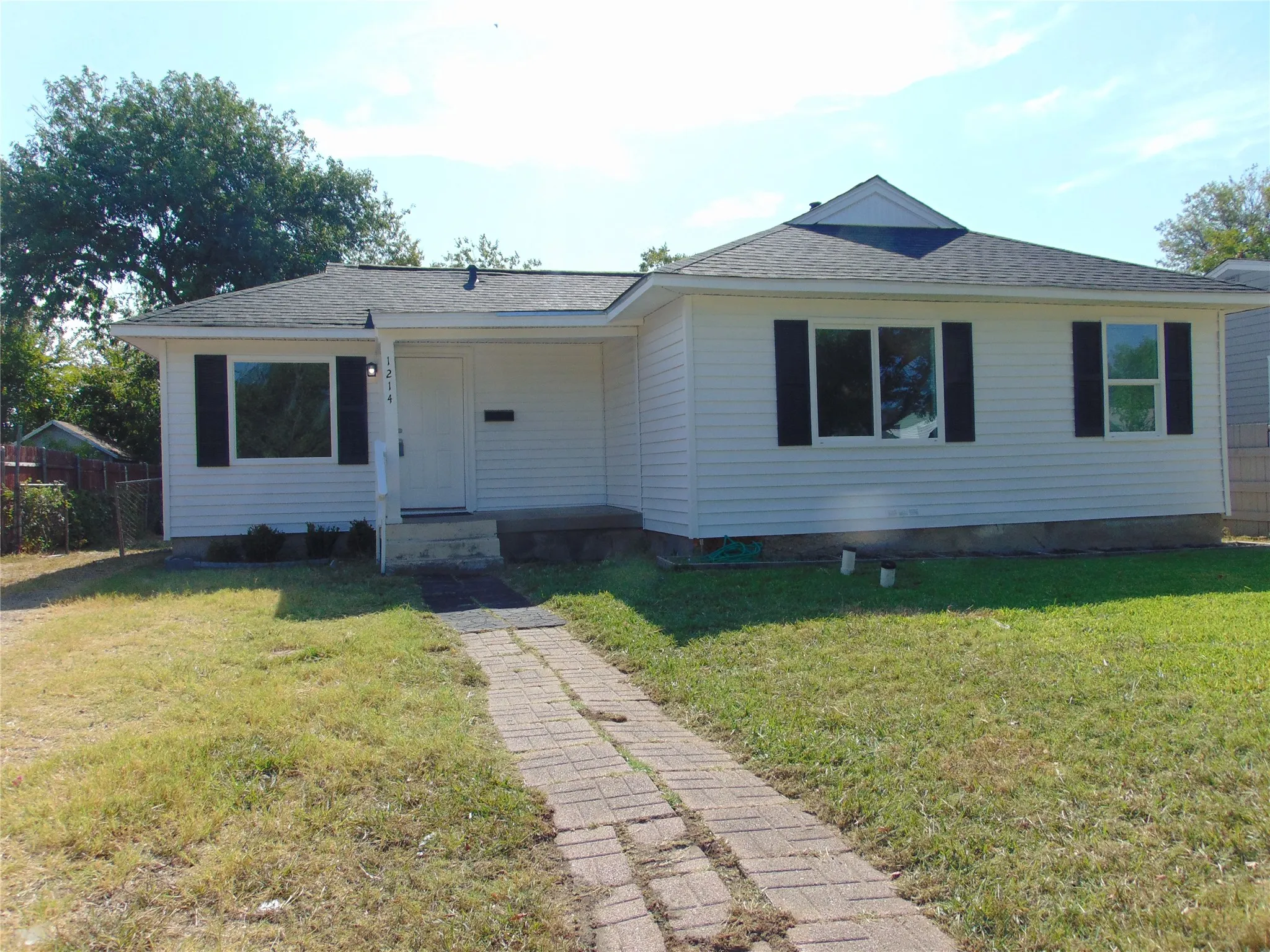 Single Family Residence For Sale in Dallas County , 1214 19th Street, Grand Prairie, Texas 75050, 4 Bedroom, 2 Bathroom, Garage spaces, 1,362 Sqft, built in 1949, mls#21347126, Real Estate Agent in Grand Prairie, Homes For Sale in Dallas county, Homes For Sale in Grand Prairie, Realtor in Grand Prairie Texas, Real Estate Brokerage Independent Realty Texas, Luminita Cordes Realtor