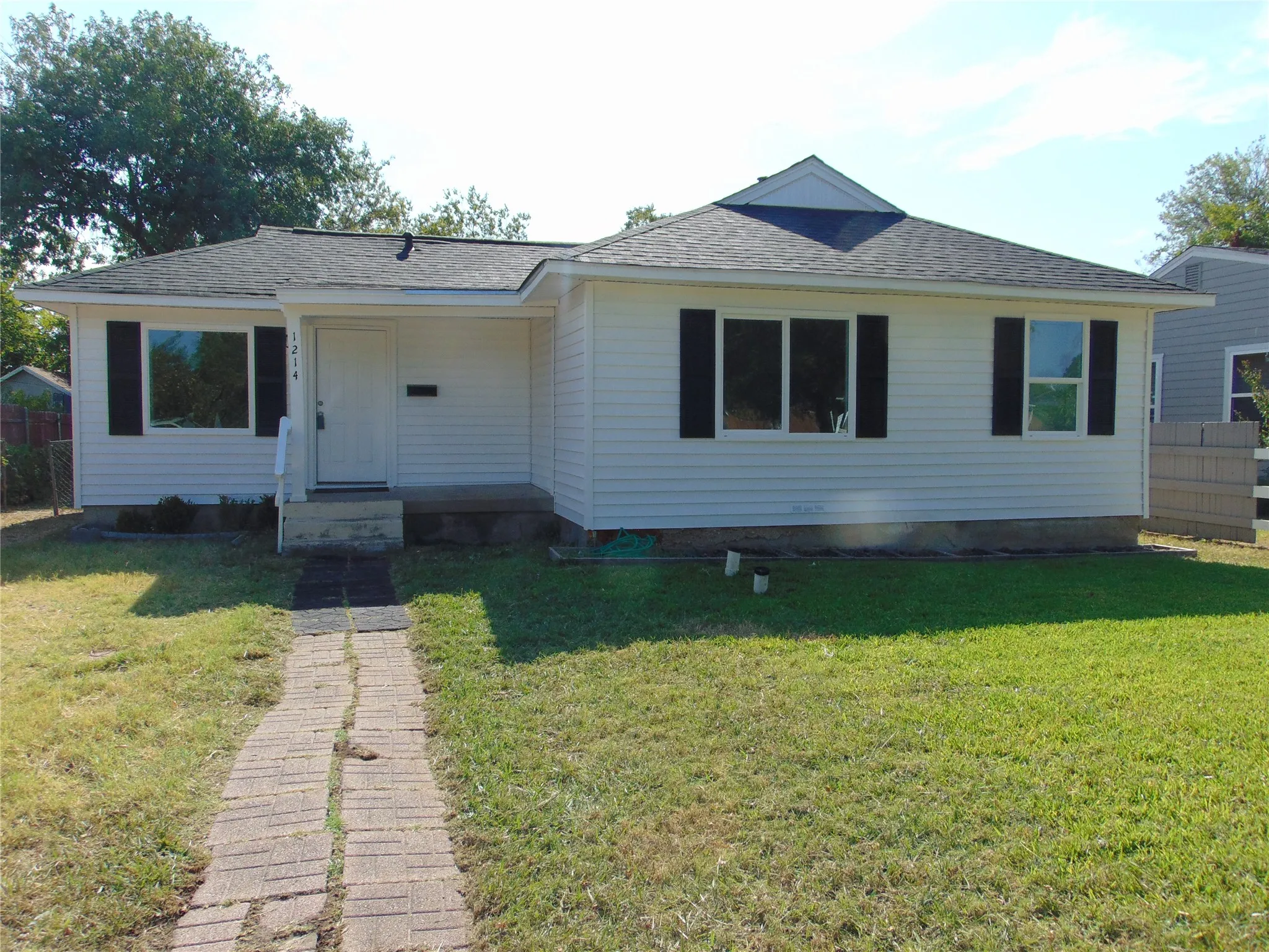 Single Family Residence For Sale in Dallas County , 1214 19th Street, Grand Prairie, Texas 75050, 4 Bedroom, 2 Bathroom, Garage spaces, 1,362 Sqft, built in 1949, mls#21347126, Real Estate Agent in Grand Prairie, Homes For Sale in Dallas county, Homes For Sale in Grand Prairie, Realtor in Grand Prairie Texas, Real Estate Brokerage Independent Realty Texas, Luminita Cordes Realtor
